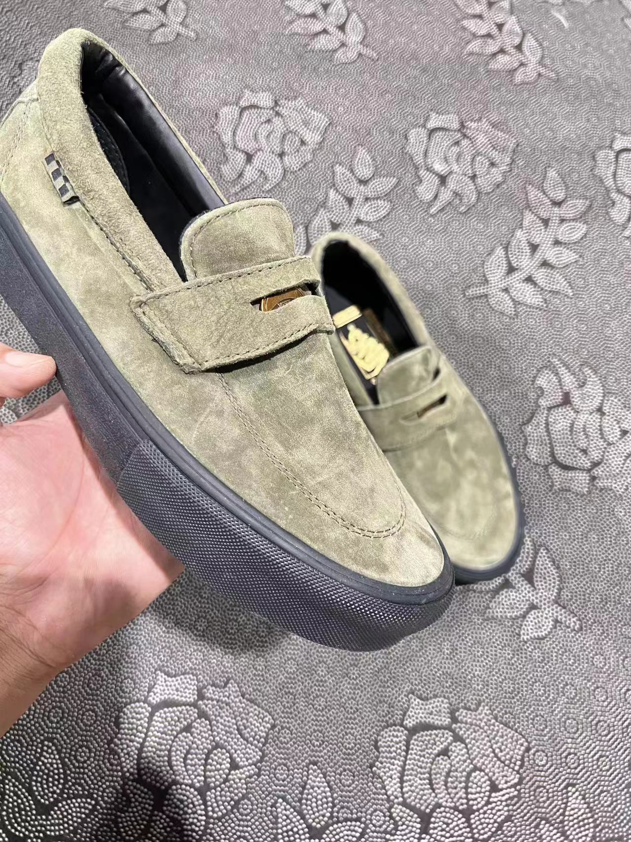 449💰 Vans Style 53 低帮板鞋 橄榄绿色🔥 size：35-45 全码 专柜订单 带原盒 一双土猛土猛的Vans 有质感又耐穿 穿搭也随意 厚鞋垫解決了vans普遍偏硬的问题 脚感算vans天花板！ 支持得物App/识货App鉴定 支持90 天无理由售后