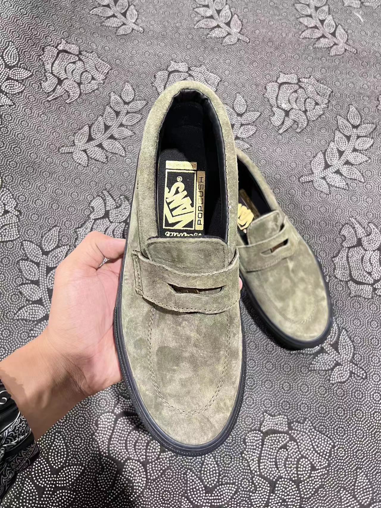 449💰 Vans Style 53 低帮板鞋 橄榄绿色🔥 size：35-45 全码 专柜订单 带原盒 一双土猛土猛的Vans 有质感又耐穿 穿搭也随意 厚鞋垫解決了vans普遍偏硬的问题 脚感算vans天花板！ 支持得物App/识货App鉴定 支持90 天无理由售后