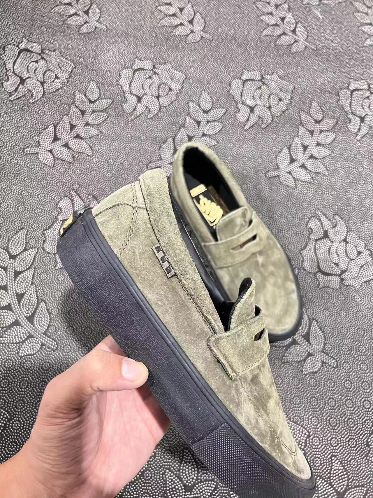 449💰 Vans Style 53 低帮板鞋 橄榄绿色🔥 size：35-45 全码 专柜订单 带原盒 一双土猛土猛的Vans 有质感又耐穿 穿搭也随意 厚鞋垫解決了vans普遍偏硬的问题 脚感算vans天花板！ 支持得物App/识货App鉴定 支持90 天无理由售后