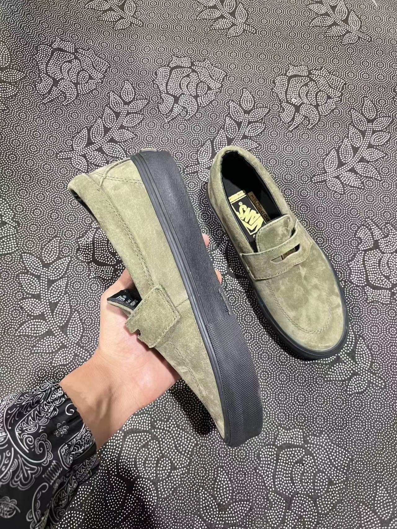 449💰 Vans Style 53 低帮板鞋 橄榄绿色🔥 size：35-45 全码 专柜订单 带原盒 一双土猛土猛的Vans 有质感又耐穿 穿搭也随意 厚鞋垫解決了vans普遍偏硬的问题 脚感算vans天花板！ 支持得物App/识货App鉴定 支持90 天无理由售后