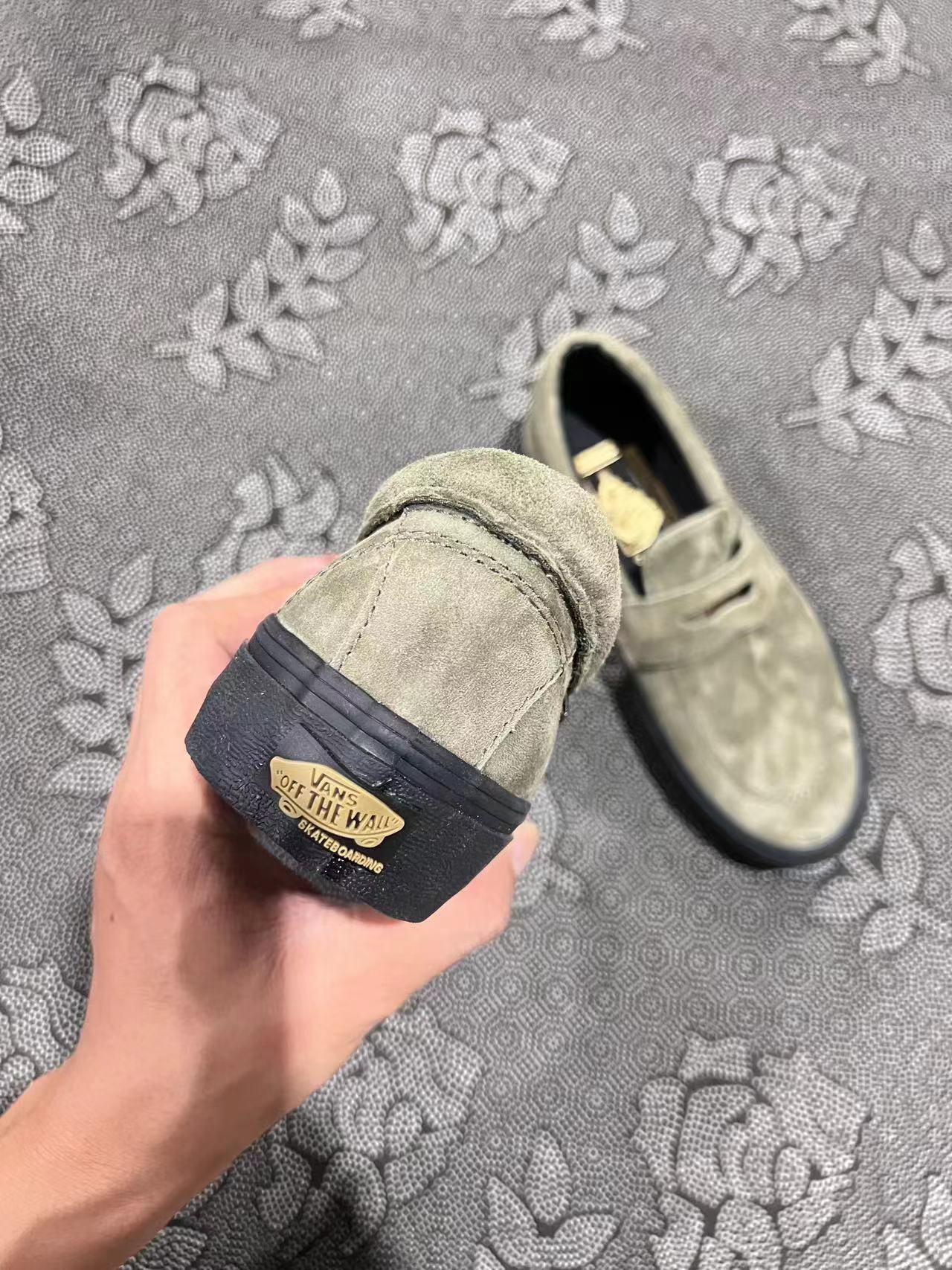 449💰 Vans Style 53 低帮板鞋 橄榄绿色🔥 size：35-45 全码 专柜订单 带原盒 一双土猛土猛的Vans 有质感又耐穿 穿搭也随意 厚鞋垫解決了vans普遍偏硬的问题 脚感算vans天花板！ 支持得物App/识货App鉴定 支持90 天无理由售后