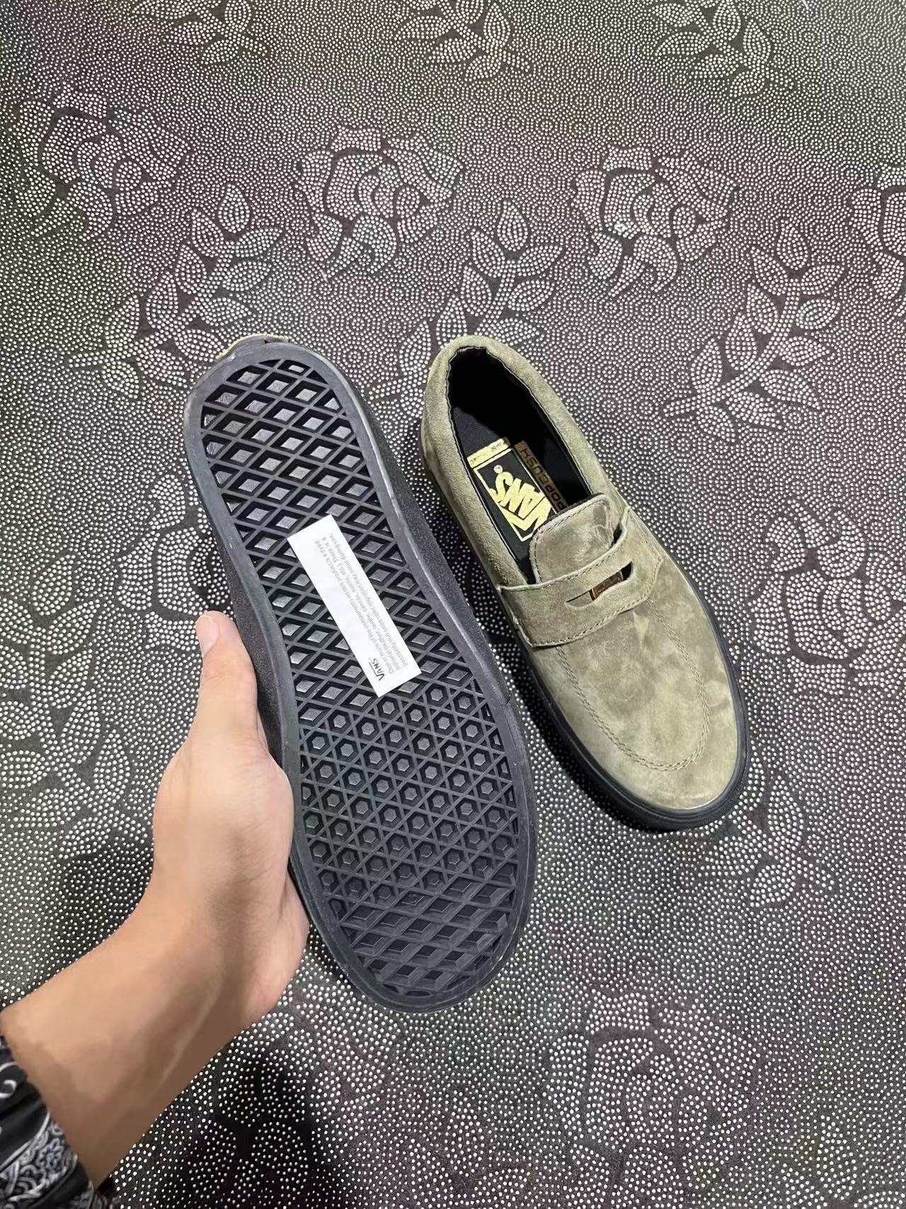 449💰 Vans Style 53 低帮板鞋 橄榄绿色🔥 size：35-45 全码 专柜订单 带原盒 一双土猛土猛的Vans 有质感又耐穿 穿搭也随意 厚鞋垫解決了vans普遍偏硬的问题 脚感算vans天花板！ 支持得物App/识货App鉴定 支持90 天无理由售后