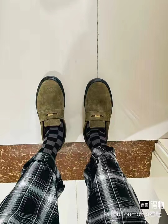 449💰 Vans Style 53 低帮板鞋 橄榄绿色🔥 size：35-45 全码 专柜订单 带原盒 一双土猛土猛的Vans 有质感又耐穿 穿搭也随意 厚鞋垫解決了vans普遍偏硬的问题 脚感算vans天花板！ 支持得物App/识货App鉴定 支持90 天无理由售后