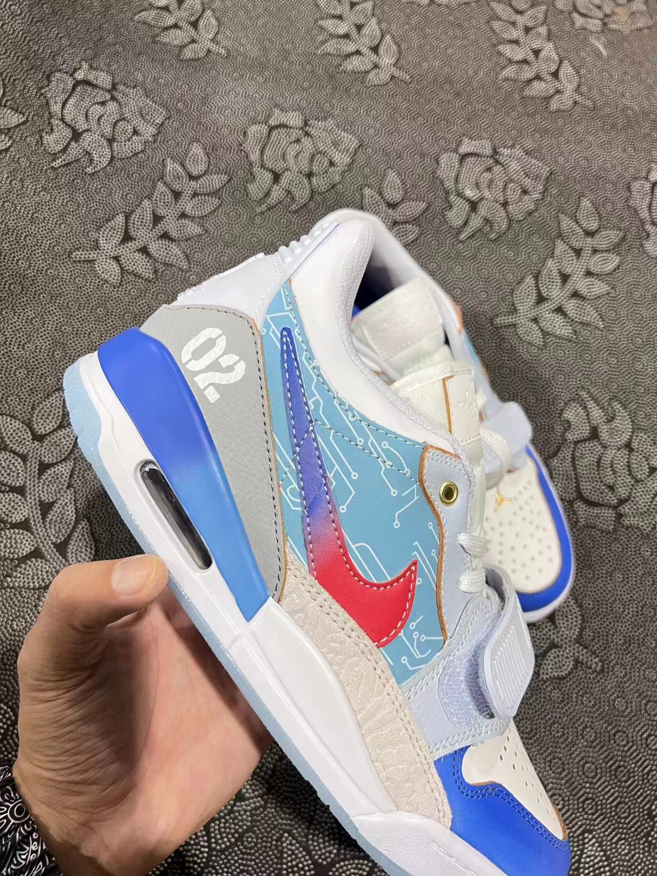 499💰 正品定制 Aj312 白蓝红叮当猫配色🔥 size：36-45 码 XC代工厂流出 原盒 最火配色 新款 原厂钢印覆盖 原厂刷胶 市场唯一供货 独一家品质！ Aj312 颜值是真的高 鞋头白色的魔术贴 侧身的logo 真的很难不爱吧 ！ 支持得物App鉴定 支持识货鉴定 支持90 天无理由售后 含质保