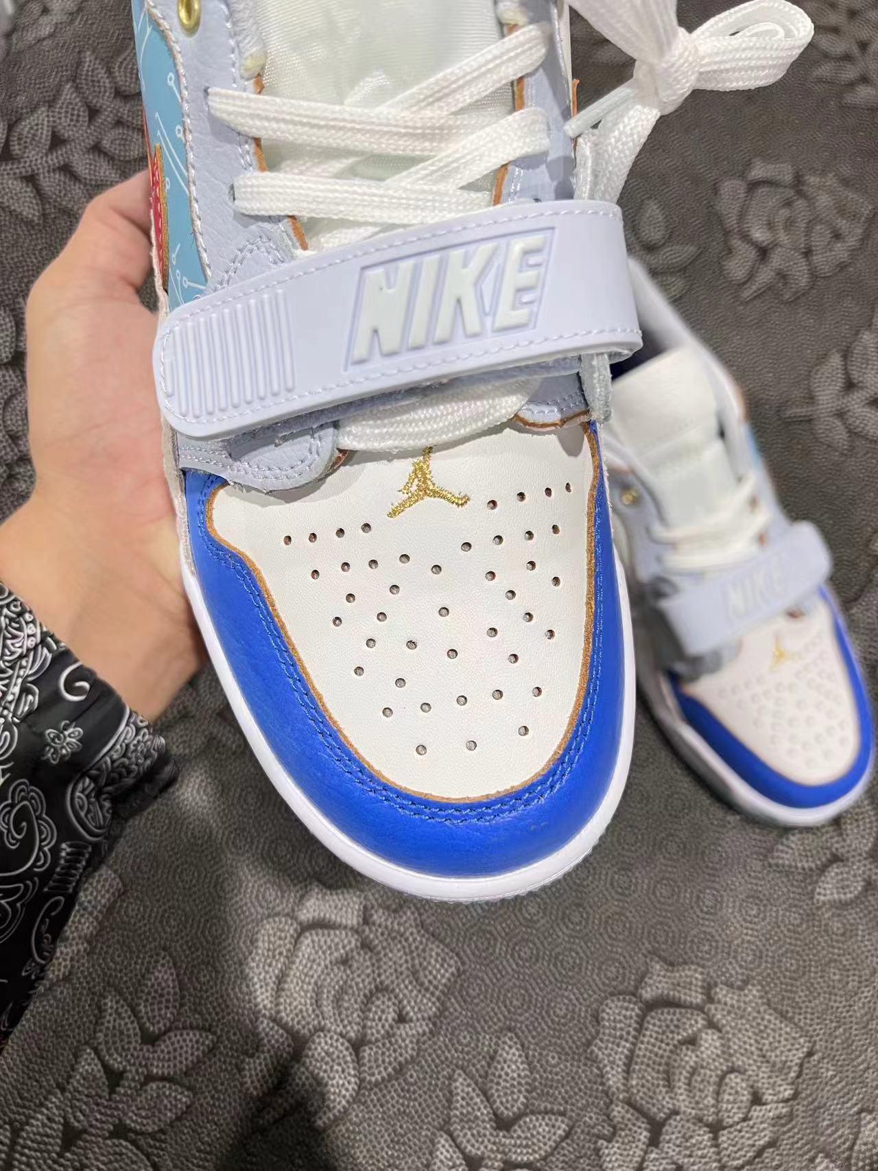 499💰 正品定制 Aj312 白蓝红叮当猫配色🔥 size：36-45 码 XC代工厂流出 原盒 最火配色 新款 原厂钢印覆盖 原厂刷胶 市场唯一供货 独一家品质！ Aj312 颜值是真的高 鞋头白色的魔术贴 侧身的logo 真的很难不爱吧 ！ 支持得物App鉴定 支持识货鉴定 支持90 天无理由售后 含质保