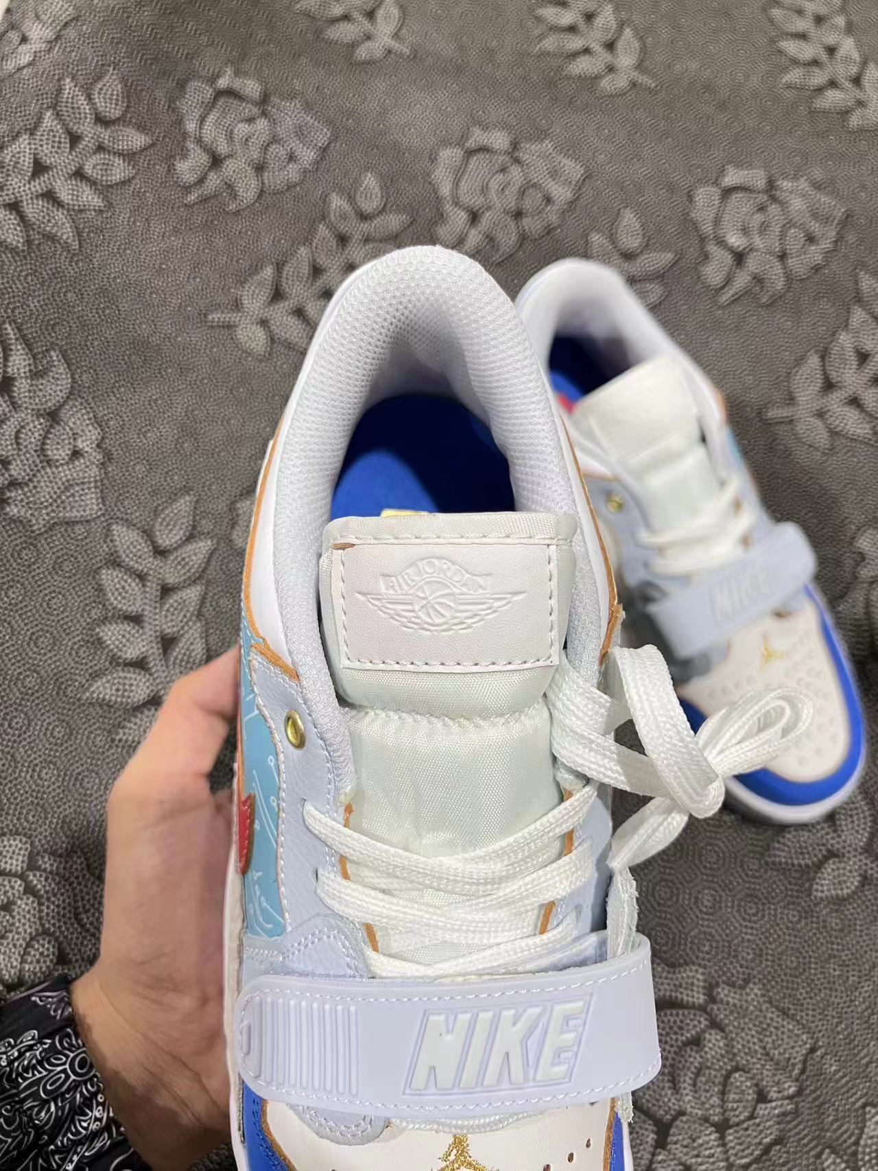 499💰 正品定制 Aj312 白蓝红叮当猫配色🔥 size：36-45 码 XC代工厂流出 原盒 最火配色 新款 原厂钢印覆盖 原厂刷胶 市场唯一供货 独一家品质！ Aj312 颜值是真的高 鞋头白色的魔术贴 侧身的logo 真的很难不爱吧 ！ 支持得物App鉴定 支持识货鉴定 支持90 天无理由售后 含质保