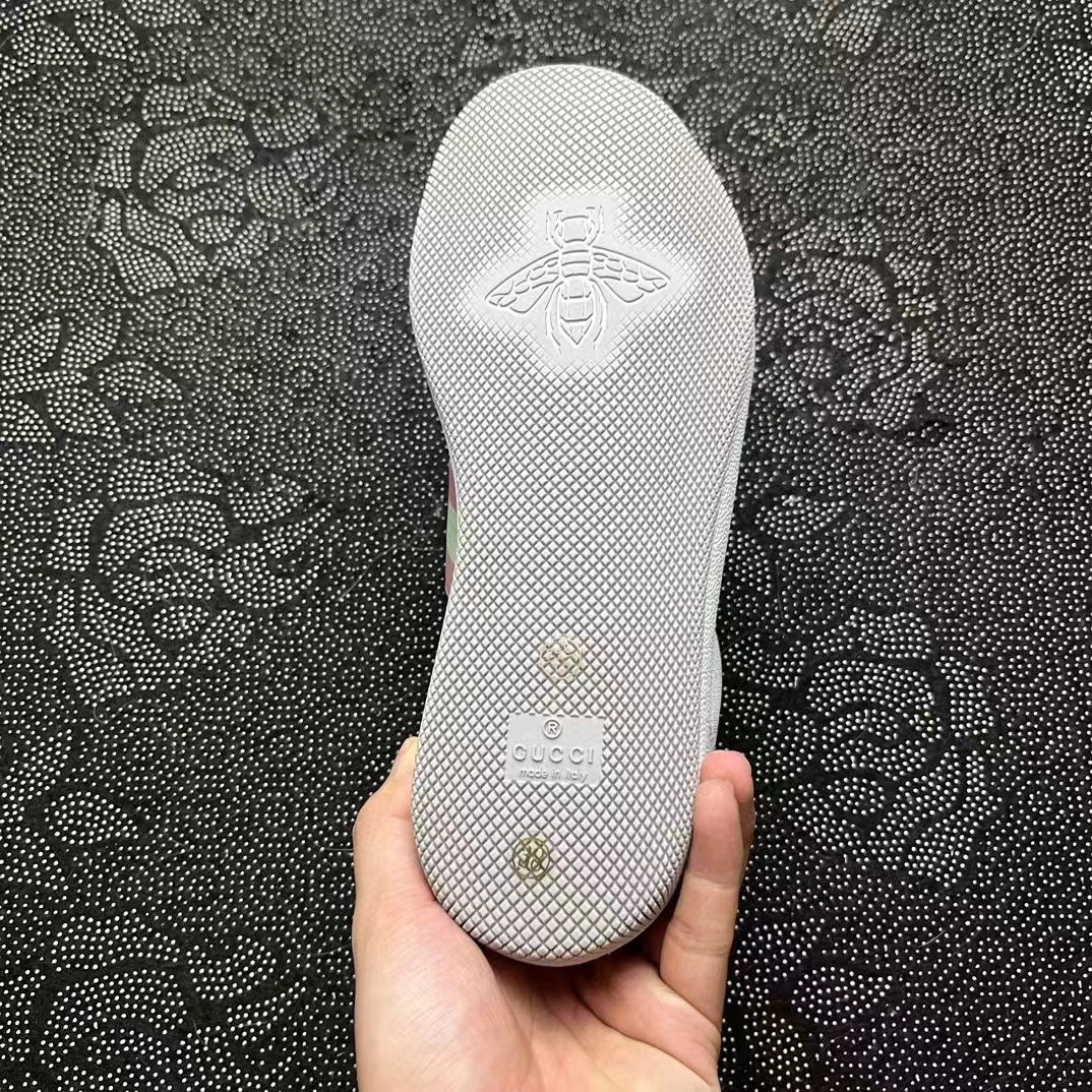 799 💰顺丰包邮 gucci小脏鞋皮革织物 徽标白色🔥size：35-40细节自观 标配原盒！ 995/得物过验版 刚出货时995 0拼图给真的东西 目前得物/995过无法 细节自观 市售唯一真东西 一直供应海外专柜以及海外代购 自行对比价 渠道原厂 绝非假货能比拟的细节 支持90 天无理由售后 含质保！