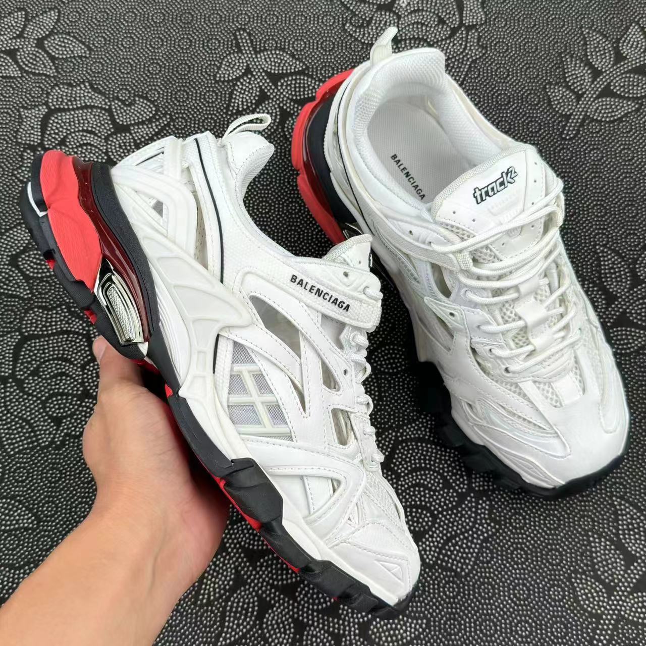 999 💰包邮 Balenciaga巴黎世家 Track 2.0 复古 低帮 白黑红配色🔥新色 size：36-45 新配色 首批 原先出口国外的货 市场不流通 原厂原标各大平台给真的一批 市售唯一一批原底面！现货秒发 很适合春秋穿！ 支持得物App/识货App鉴定 支持90天无理由售后