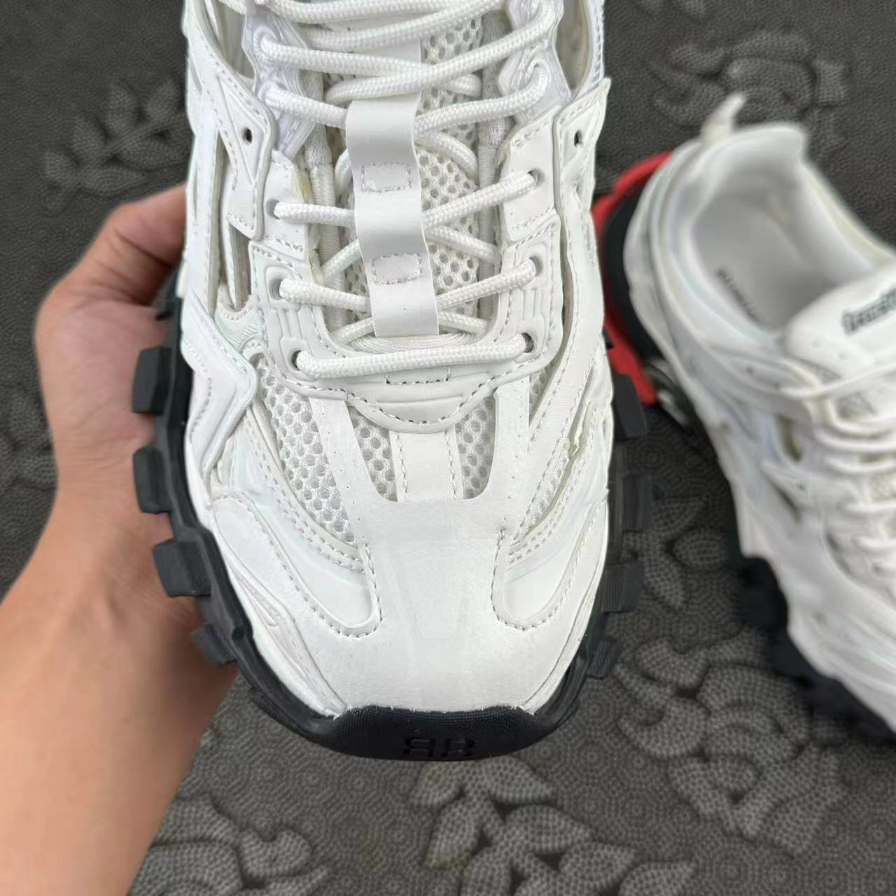 999 💰包邮 Balenciaga巴黎世家 Track 2.0 复古 低帮 白黑红配色🔥新色 size：36-45 新配色 首批 原先出口国外的货 市场不流通 原厂原标各大平台给真的一批 市售唯一一批原底面！现货秒发 很适合春秋穿！ 支持得物App/识货App鉴定 支持90天无理由售后