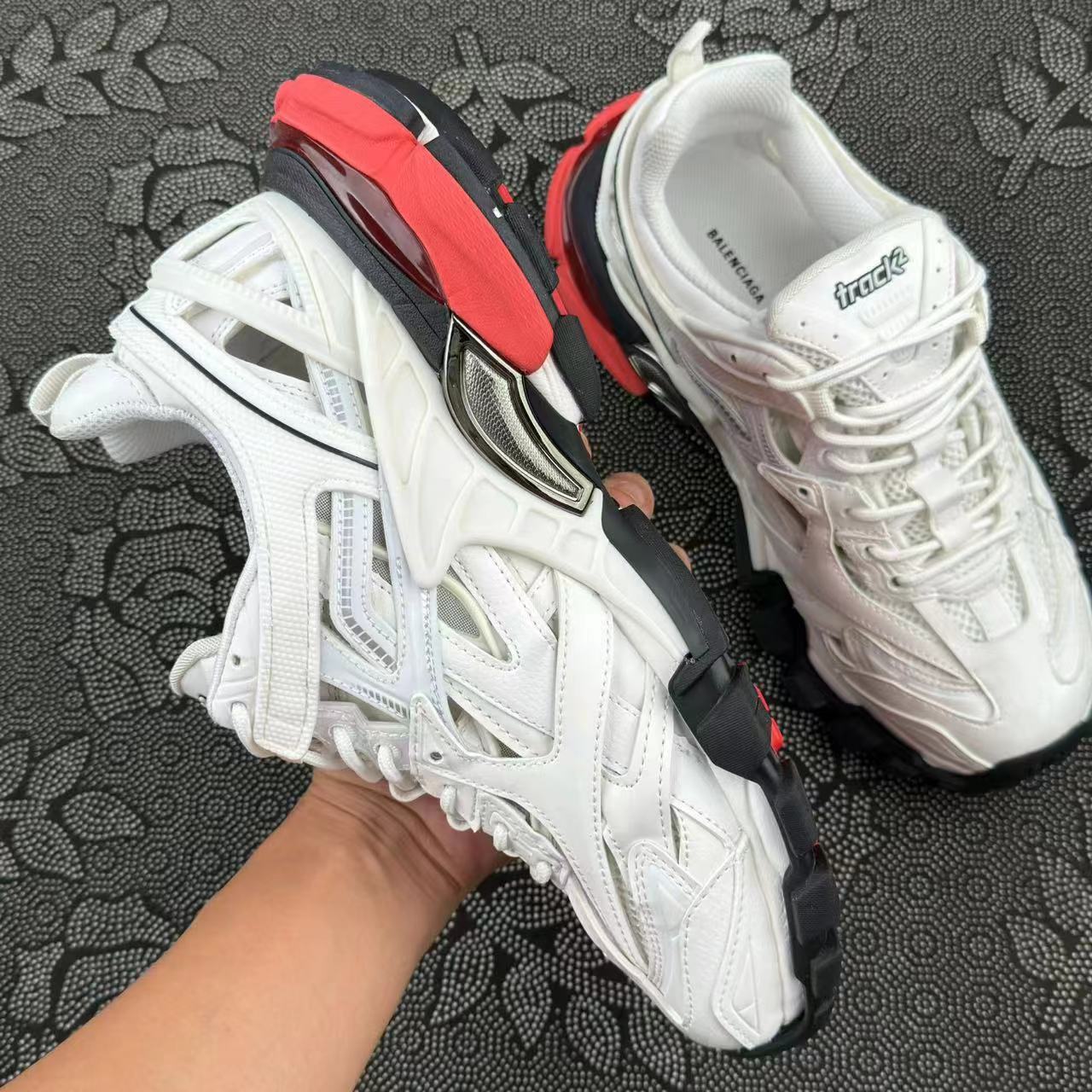 999 💰包邮 Balenciaga巴黎世家 Track 2.0 复古 低帮 白黑红配色🔥新色 size：36-45 新配色 首批 原先出口国外的货 市场不流通 原厂原标各大平台给真的一批 市售唯一一批原底面！现货秒发 很适合春秋穿！ 支持得物App/识货App鉴定 支持90天无理由售后