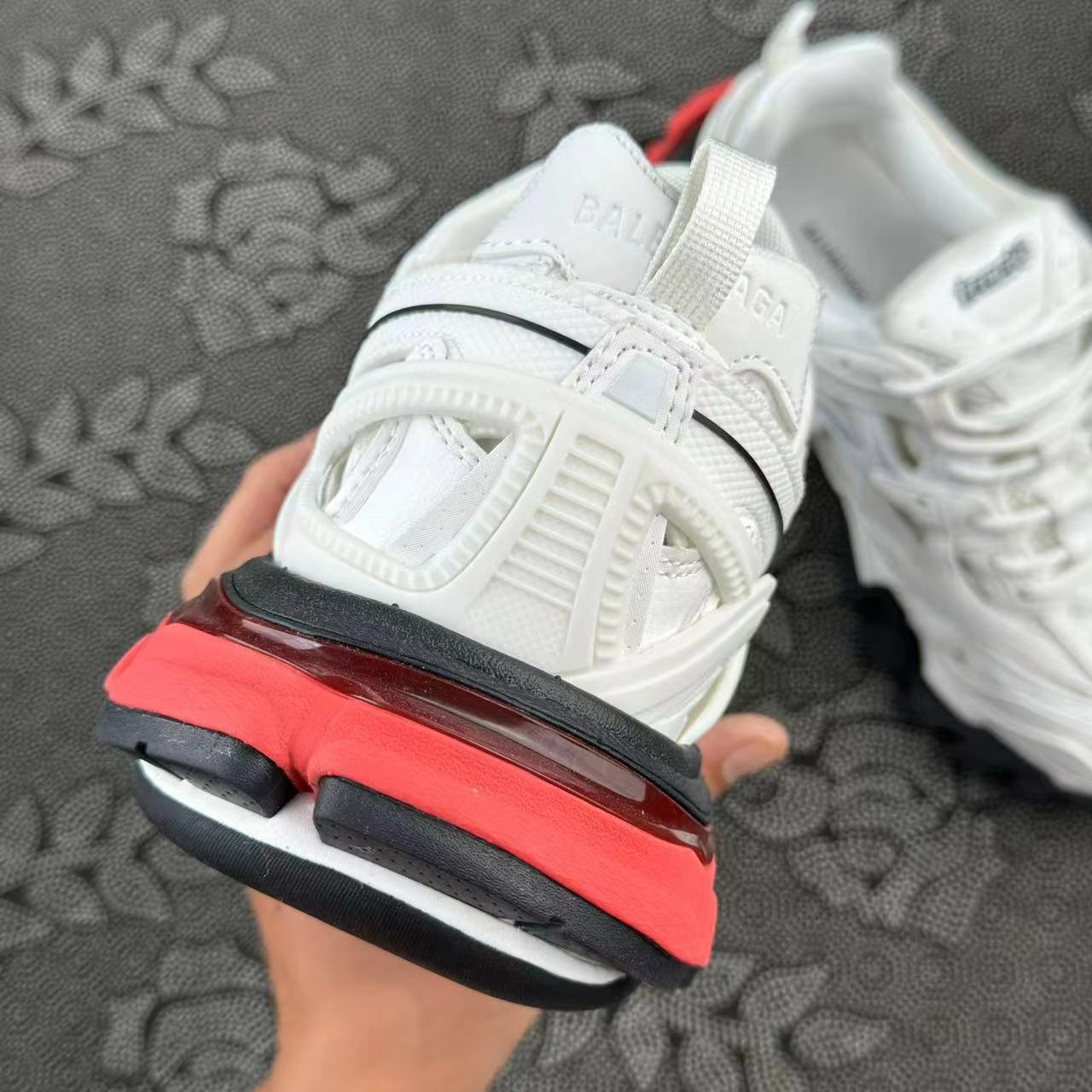 999 💰包邮 Balenciaga巴黎世家 Track 2.0 复古 低帮 白黑红配色🔥新色 size：36-45 新配色 首批 原先出口国外的货 市场不流通 原厂原标各大平台给真的一批 市售唯一一批原底面！现货秒发 很适合春秋穿！ 支持得物App/识货App鉴定 支持90天无理由售后