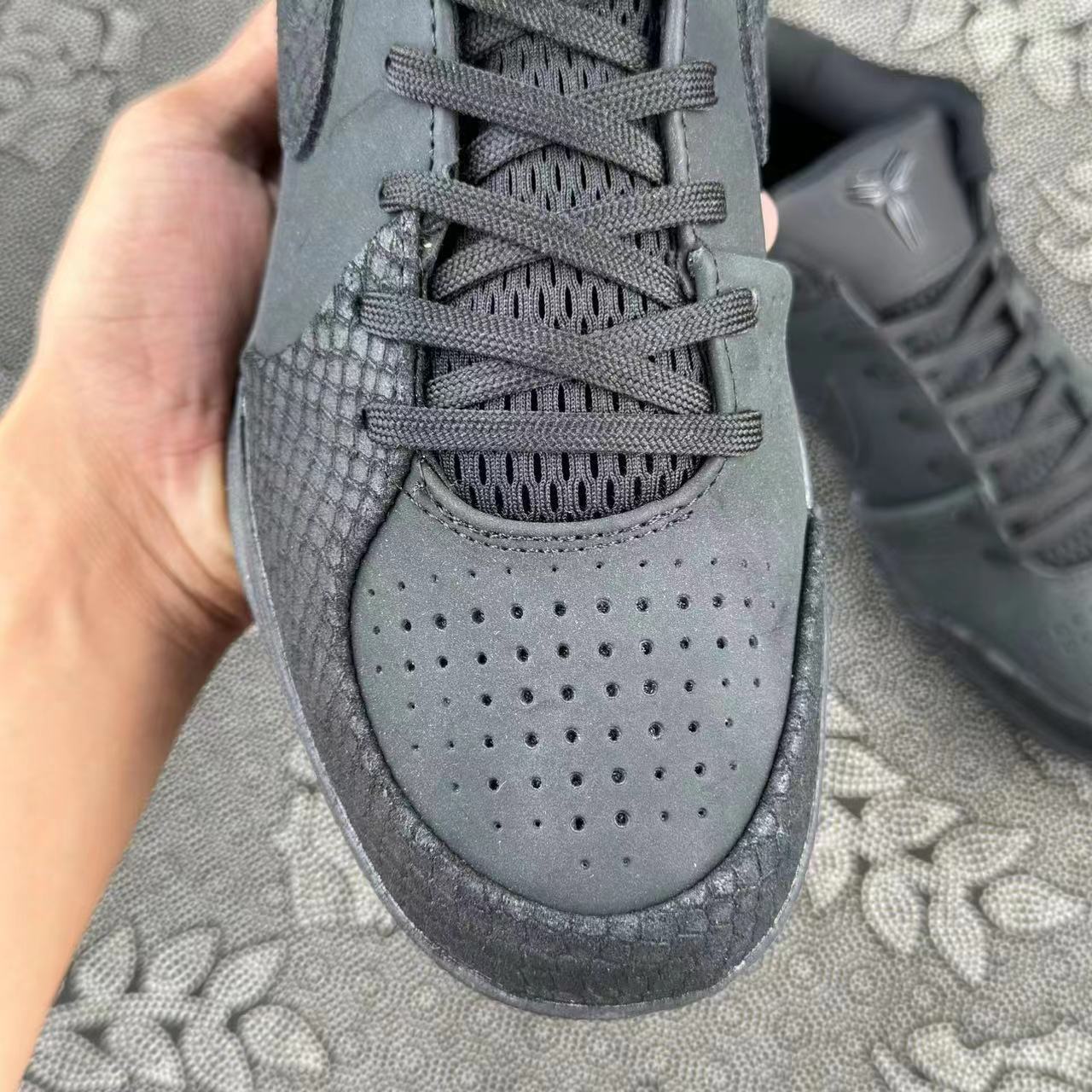 699 💰包邮 Kobe 4代黑曼巴款 纯黑配色🔥 给懂篮球鞋的兄弟福音 原厂Vp流出 几个月才更新着一个配色 私人VP跟单 福州现货 秒发！细节自观 真东西无需过多文案解释！size：40-47.5 支持得物鉴定 支持图灵原盒鉴定 90天内气垫炸裂包换新修复！