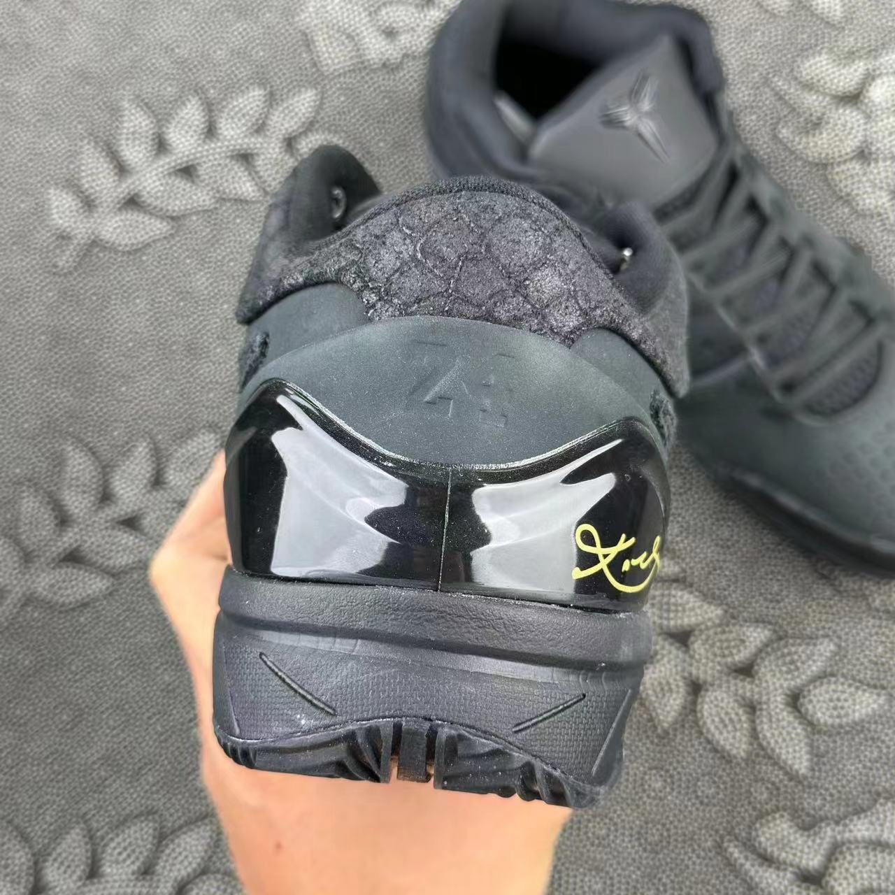 699 💰包邮 Kobe 4代黑曼巴款 纯黑配色🔥 给懂篮球鞋的兄弟福音 原厂Vp流出 几个月才更新着一个配色 私人VP跟单 福州现货 秒发！细节自观 真东西无需过多文案解释！size：40-47.5 支持得物鉴定 支持图灵原盒鉴定 90天内气垫炸裂包换新修复！