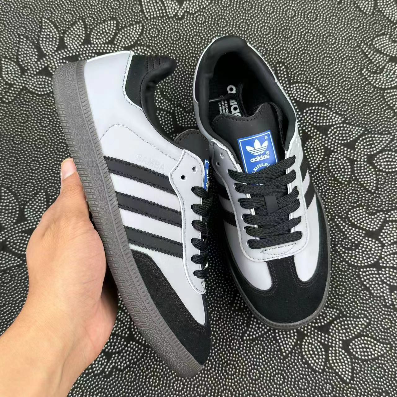 499 💰正品定制 adidas originals Samba OG 蒸汽木 偶雨中华尔兹 低帮板鞋 黑灰色🔥 size：36-44 全码 私人定制配色 悬崖华尔兹！好高级的矿石灰配色 samba og!这双定制的 samba 真的是那种越看越好看 越看越耐看的配色 黑色和矿石灰搭配 高级感十足 无假款 支持得物App/识货App鉴定 支持90 天无理由售后！