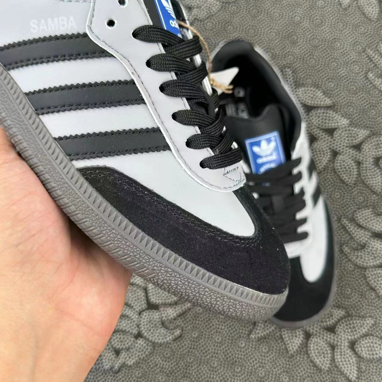 499 💰正品定制 adidas originals Samba OG 蒸汽木 偶雨中华尔兹 低帮板鞋 黑灰色🔥 size：36-44 全码 私人定制配色 悬崖华尔兹！好高级的矿石灰配色 samba og!这双定制的 samba 真的是那种越看越好看 越看越耐看的配色 黑色和矿石灰搭配 高级感十足 无假款 支持得物App/识货App鉴定 支持90 天无理由售后！