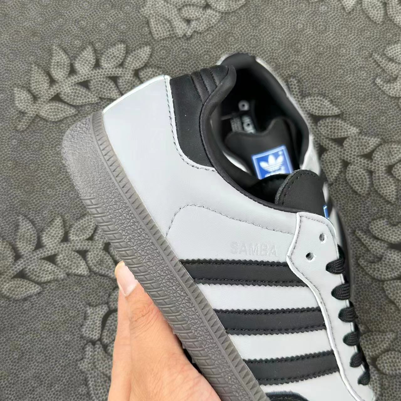 499 💰正品定制 adidas originals Samba OG 蒸汽木 偶雨中华尔兹 低帮板鞋 黑灰色🔥 size：36-44 全码 私人定制配色 悬崖华尔兹！好高级的矿石灰配色 samba og!这双定制的 samba 真的是那种越看越好看 越看越耐看的配色 黑色和矿石灰搭配 高级感十足 无假款 支持得物App/识货App鉴定 支持90 天无理由售后！