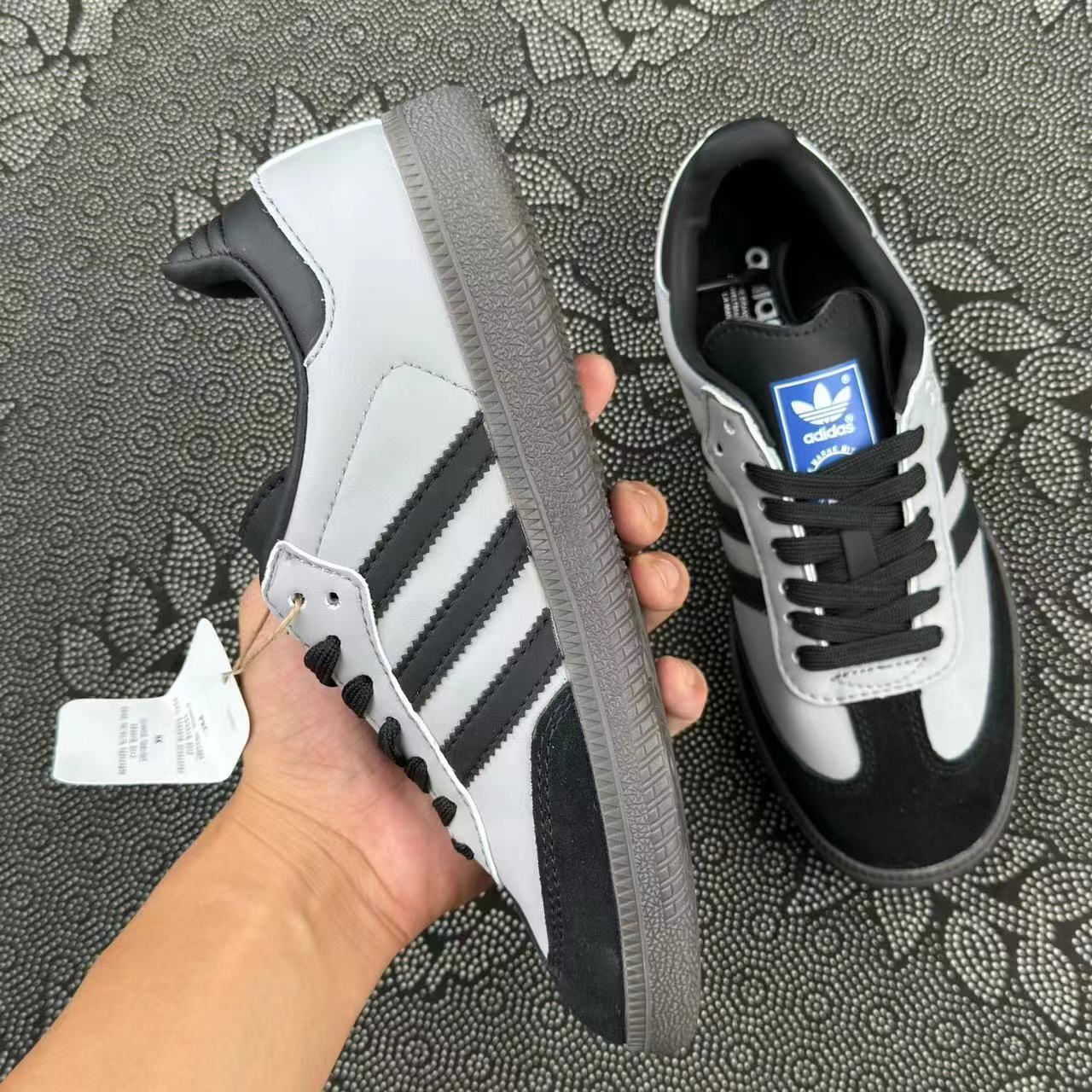 499 💰正品定制 adidas originals Samba OG 蒸汽木 偶雨中华尔兹 低帮板鞋 黑灰色🔥 size：36-44 全码 私人定制配色 悬崖华尔兹！好高级的矿石灰配色 samba og!这双定制的 samba 真的是那种越看越好看 越看越耐看的配色 黑色和矿石灰搭配 高级感十足 无假款 支持得物App/识货App鉴定 支持90 天无理由售后！