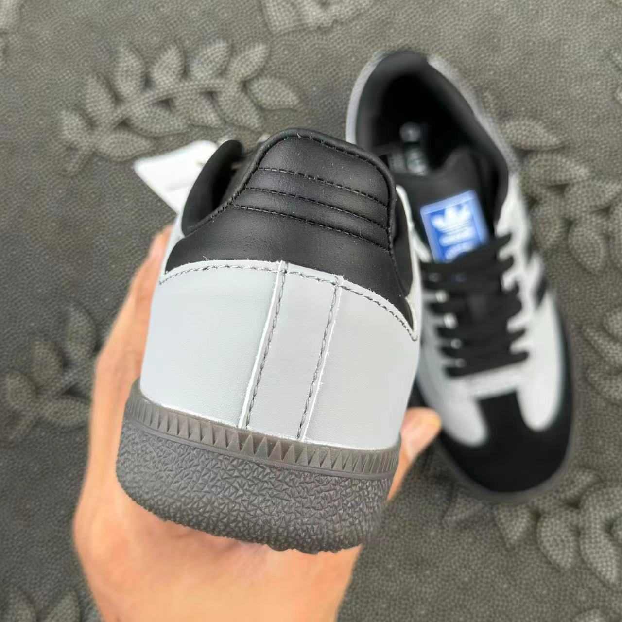 499 💰正品定制 adidas originals Samba OG 蒸汽木 偶雨中华尔兹 低帮板鞋 黑灰色🔥 size：36-44 全码 私人定制配色 悬崖华尔兹！好高级的矿石灰配色 samba og!这双定制的 samba 真的是那种越看越好看 越看越耐看的配色 黑色和矿石灰搭配 高级感十足 无假款 支持得物App/识货App鉴定 支持90 天无理由售后！