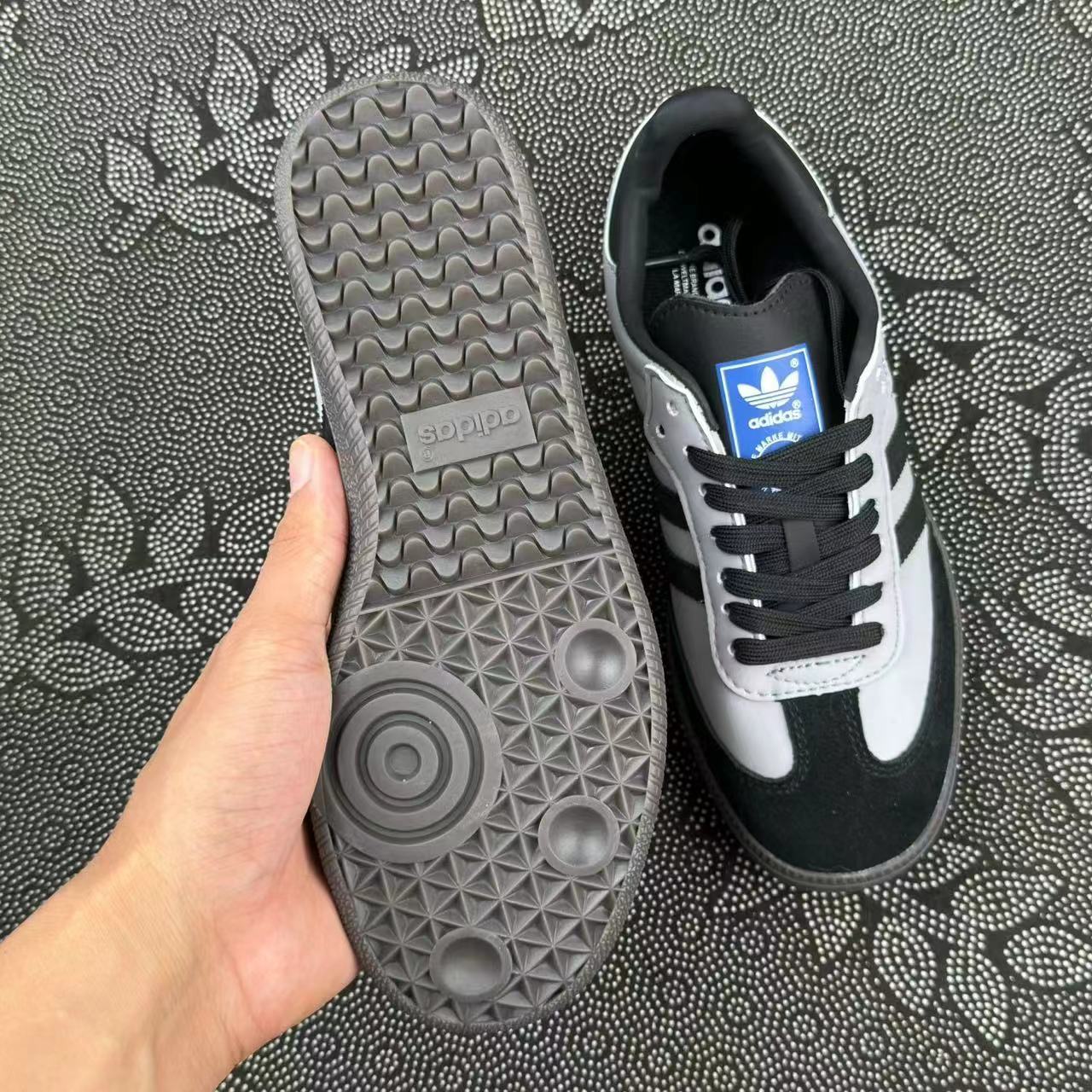 499 💰正品定制 adidas originals Samba OG 蒸汽木 偶雨中华尔兹 低帮板鞋 黑灰色🔥 size：36-44 全码 私人定制配色 悬崖华尔兹！好高级的矿石灰配色 samba og!这双定制的 samba 真的是那种越看越好看 越看越耐看的配色 黑色和矿石灰搭配 高级感十足 无假款 支持得物App/识货App鉴定 支持90 天无理由售后！