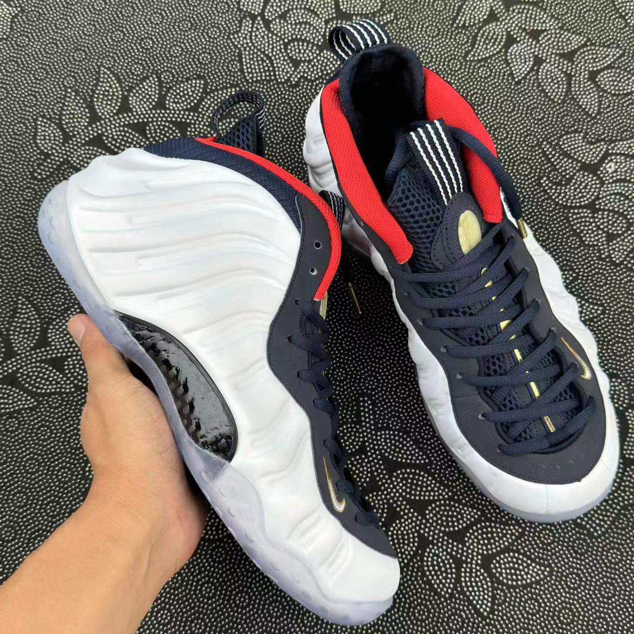 899 💰 Nike 喷泡Foamposite One Olympic 中帮 复古篮球鞋 白黑红色🔥 size：39-46 全码 Xc代工厂流出 白颜色为基底，比较百搭，平常也穿着休闲，奥运喷的蓝红撞色设计真的很不错！红色内里略带骚气！ 支持得物App/识货App鉴定 支持90 天无理由售后