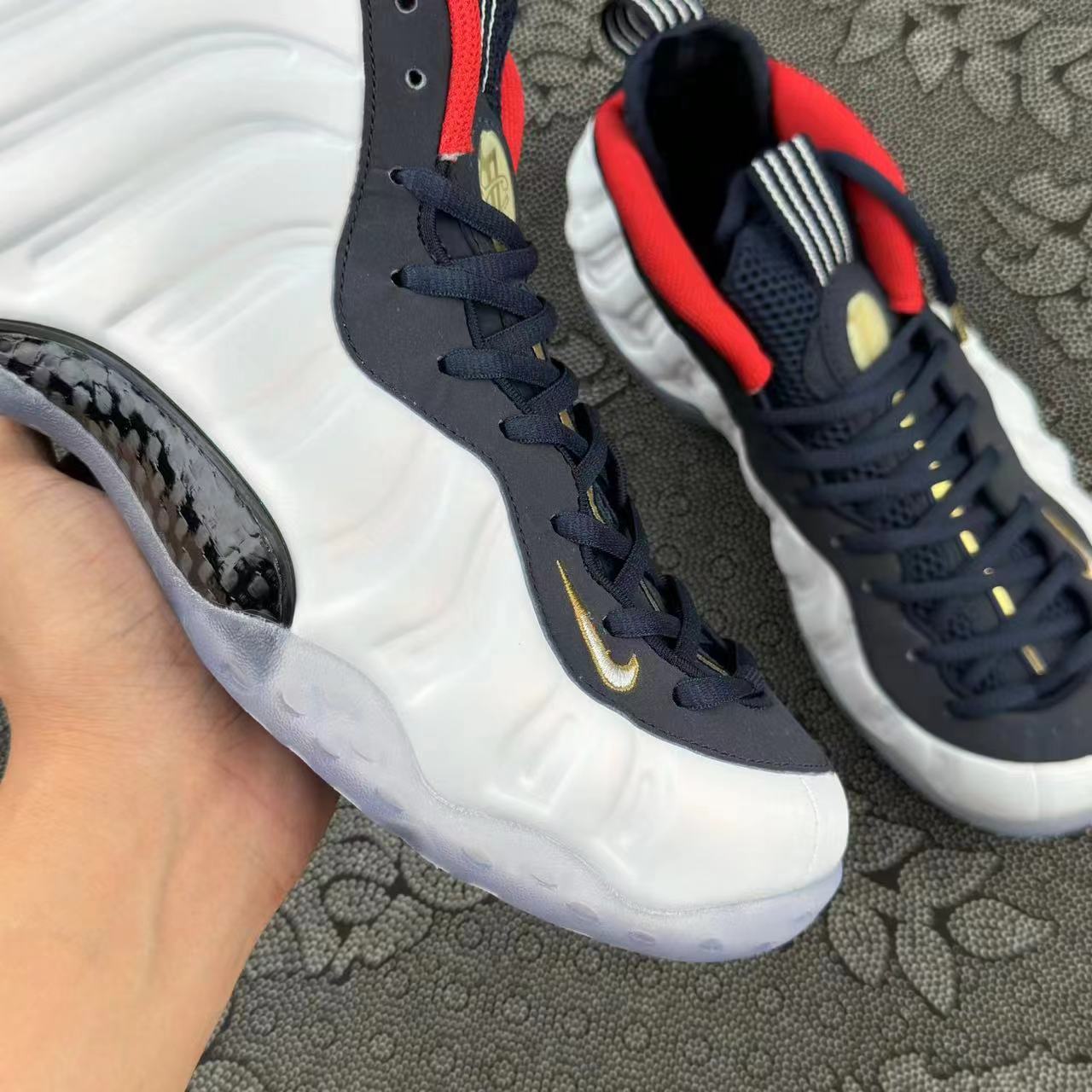 899 💰 Nike 喷泡Foamposite One Olympic 中帮 复古篮球鞋 白黑红色🔥 size：39-46 全码 Xc代工厂流出 白颜色为基底，比较百搭，平常也穿着休闲，奥运喷的蓝红撞色设计真的很不错！红色内里略带骚气！ 支持得物App/识货App鉴定 支持90 天无理由售后