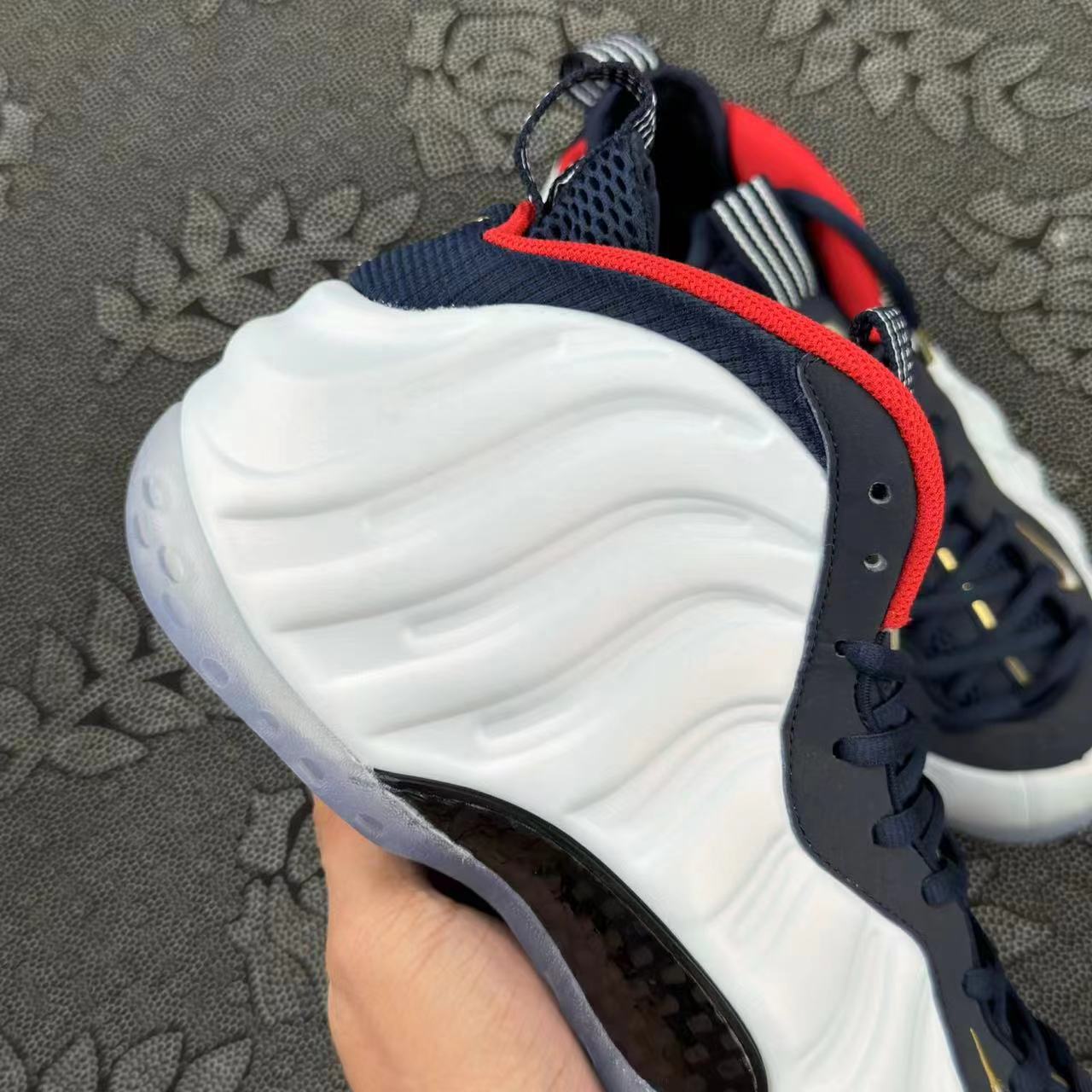 899 💰 Nike 喷泡Foamposite One Olympic 中帮 复古篮球鞋 白黑红色🔥 size：39-46 全码 Xc代工厂流出 白颜色为基底，比较百搭，平常也穿着休闲，奥运喷的蓝红撞色设计真的很不错！红色内里略带骚气！ 支持得物App/识货App鉴定 支持90 天无理由售后