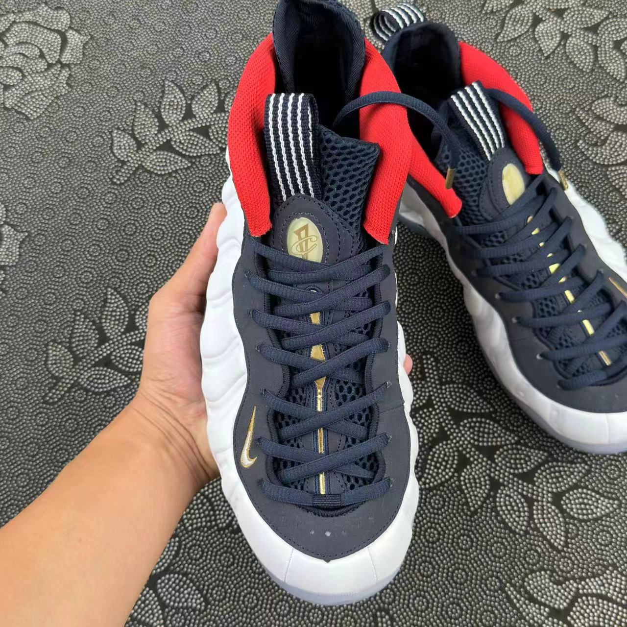 899 💰 Nike 喷泡Foamposite One Olympic 中帮 复古篮球鞋 白黑红色🔥 size：39-46 全码 Xc代工厂流出 白颜色为基底，比较百搭，平常也穿着休闲，奥运喷的蓝红撞色设计真的很不错！红色内里略带骚气！ 支持得物App/识货App鉴定 支持90 天无理由售后