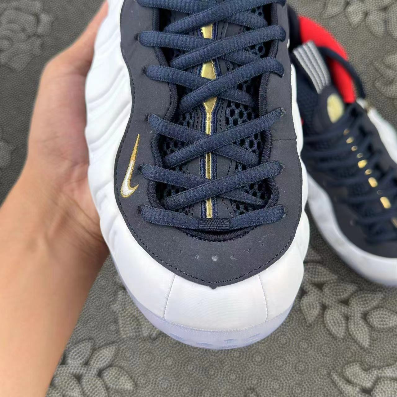 899 💰 Nike 喷泡Foamposite One Olympic 中帮 复古篮球鞋 白黑红色🔥 size：39-46 全码 Xc代工厂流出 白颜色为基底，比较百搭，平常也穿着休闲，奥运喷的蓝红撞色设计真的很不错！红色内里略带骚气！ 支持得物App/识货App鉴定 支持90 天无理由售后