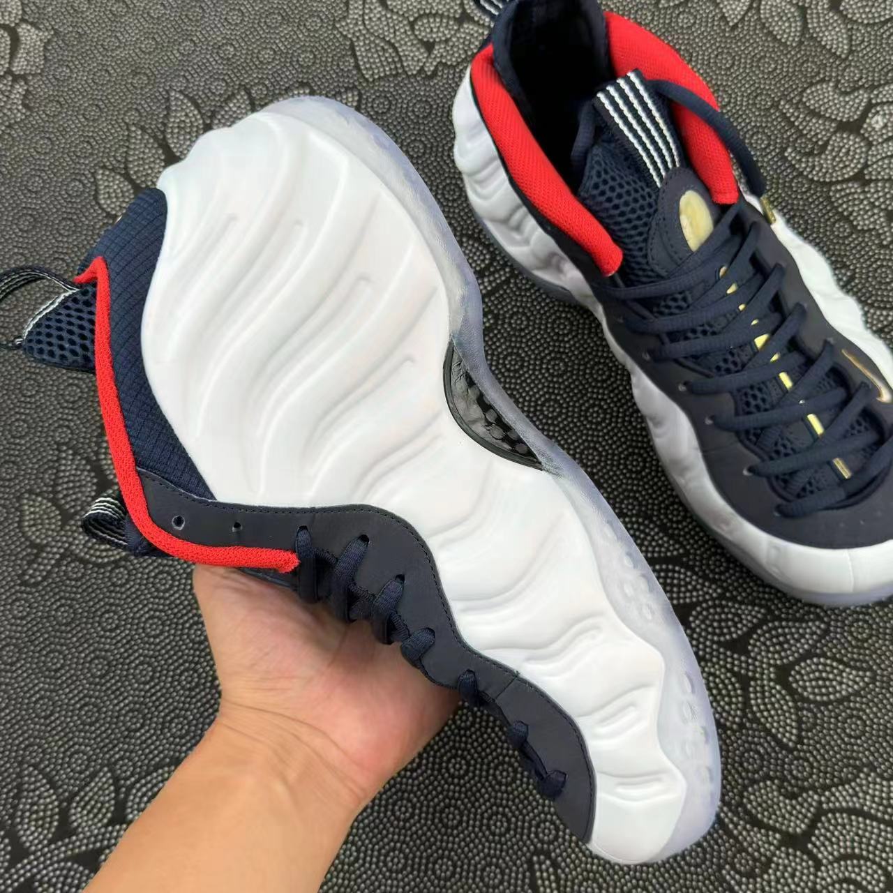 899 💰 Nike 喷泡Foamposite One Olympic 中帮 复古篮球鞋 白黑红色🔥 size：39-46 全码 Xc代工厂流出 白颜色为基底，比较百搭，平常也穿着休闲，奥运喷的蓝红撞色设计真的很不错！红色内里略带骚气！ 支持得物App/识货App鉴定 支持90 天无理由售后