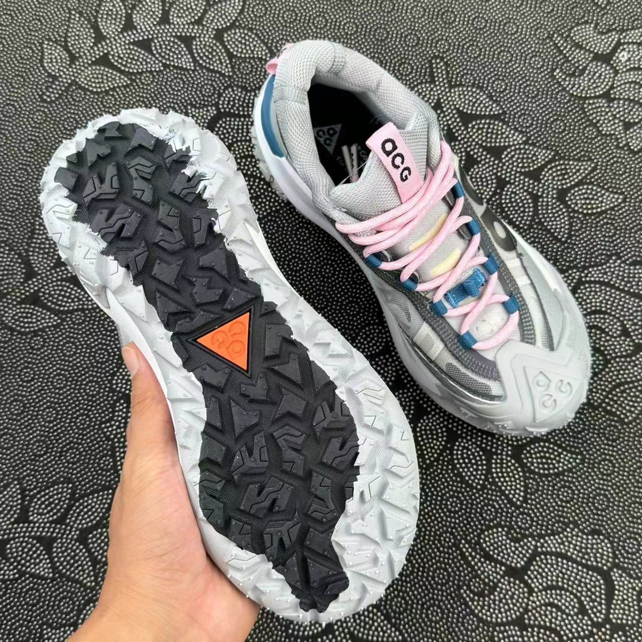 449 💰 Nike ACG Mountain Fly Low 2 低帮户外功能鞋 灰色🔥 户外登山运动爱好者必入款 登山王 size：36-45 偏小0.5 码数 全码现货 acg鞋款包裹感+防水 轻松领悟水上漂的感觉 原厂带原盒 纯原脚感！ 支持得物App/识货App鉴定！ 无理由售后90天 含质保！