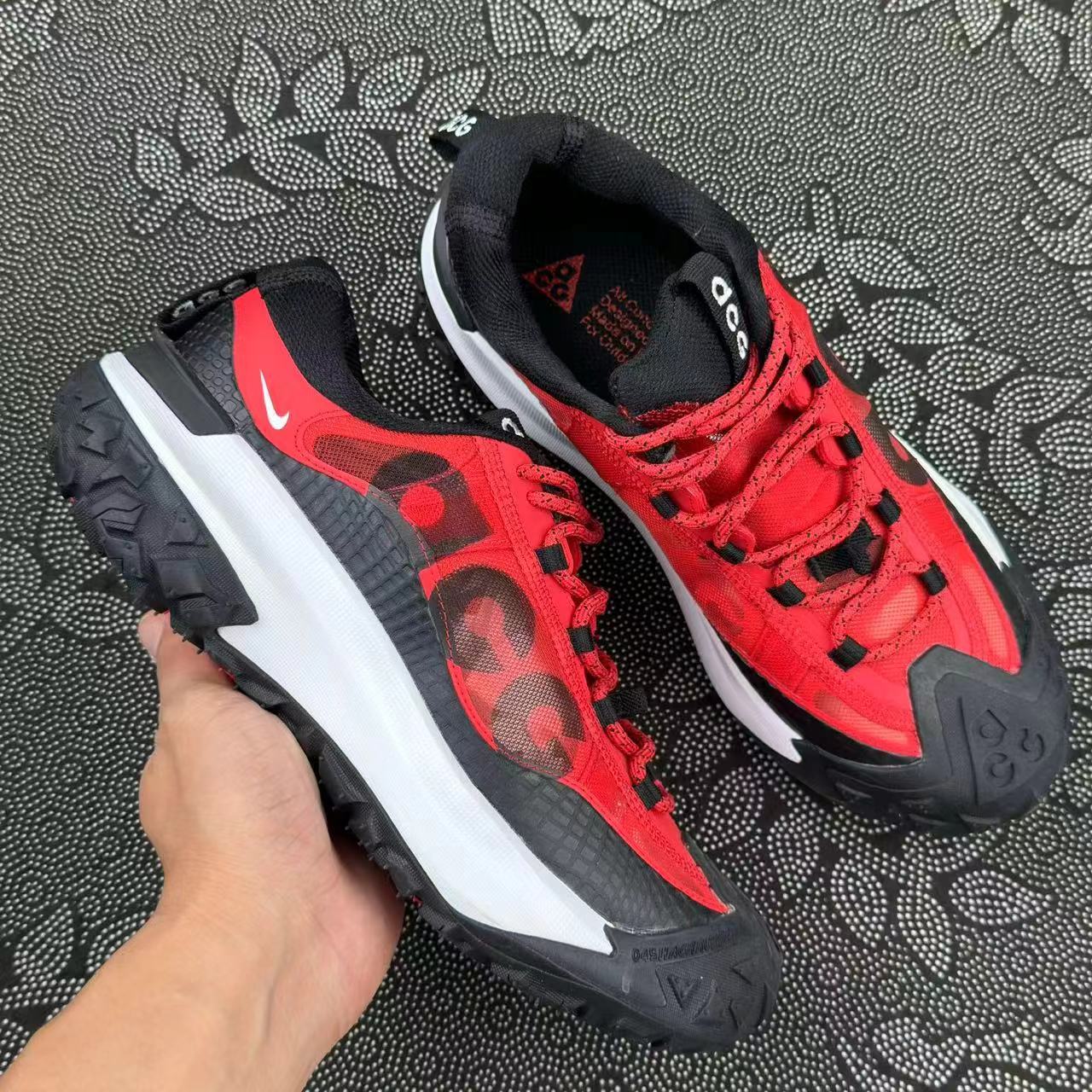 449 💰 Nike ACG Mountain Fly Low 2 低帮户外功能鞋 黑红配色🔥 户外登山运动爱好者必入款 登山王 size：36-45 偏小0.5 码数 全码现货 acg鞋款包裹感+防水 轻松领悟水上漂的感觉 原厂带原盒 纯原脚感！ 支持得物App/识货App鉴定！ 无理由售后90天 含质保！