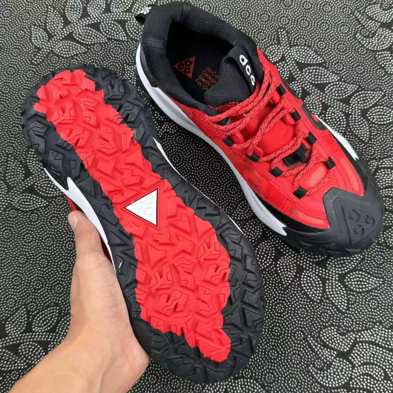 449 💰 Nike ACG Mountain Fly Low 2 低帮户外功能鞋 黑红配色🔥 户外登山运动爱好者必入款 登山王 size：36-45 偏小0.5 码数 全码现货 acg鞋款包裹感+防水 轻松领悟水上漂的感觉 原厂带原盒 纯原脚感！ 支持得物App/识货App鉴定！ 无理由售后90天 含质保！