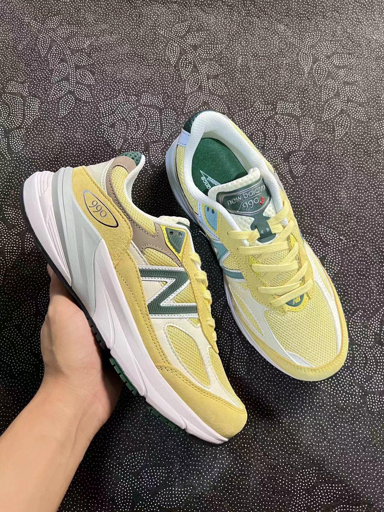 599 💰 New Balance NB 990 V6 耐磨透气 低帮 跑步鞋 柠檬黄配色🔥 size：37-45 韩国专柜订单 990的鞋型全是老少皆宜不会出錯的一款这双柠檬黄配色比较高级 避开了大热的元祖灰。脚感方面那是没得说的 大面积网格面料也增加了透气性 做工也很值得肯定！ 细节自观 原厂麂皮质感绝非假货能比拟 ！支持得物/识货App鉴定 支持90天无理由售后 含质保 ！