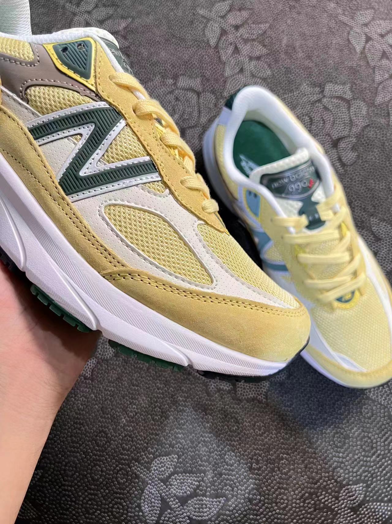 599 💰 New Balance NB 990 V6 耐磨透气 低帮 跑步鞋 柠檬黄配色🔥 size：37-45 韩国专柜订单 990的鞋型全是老少皆宜不会出錯的一款这双柠檬黄配色比较高级 避开了大热的元祖灰。脚感方面那是没得说的 大面积网格面料也增加了透气性 做工也很值得肯定！ 细节自观 原厂麂皮质感绝非假货能比拟 ！支持得物/识货App鉴定 支持90天无理由售后 含质保 ！