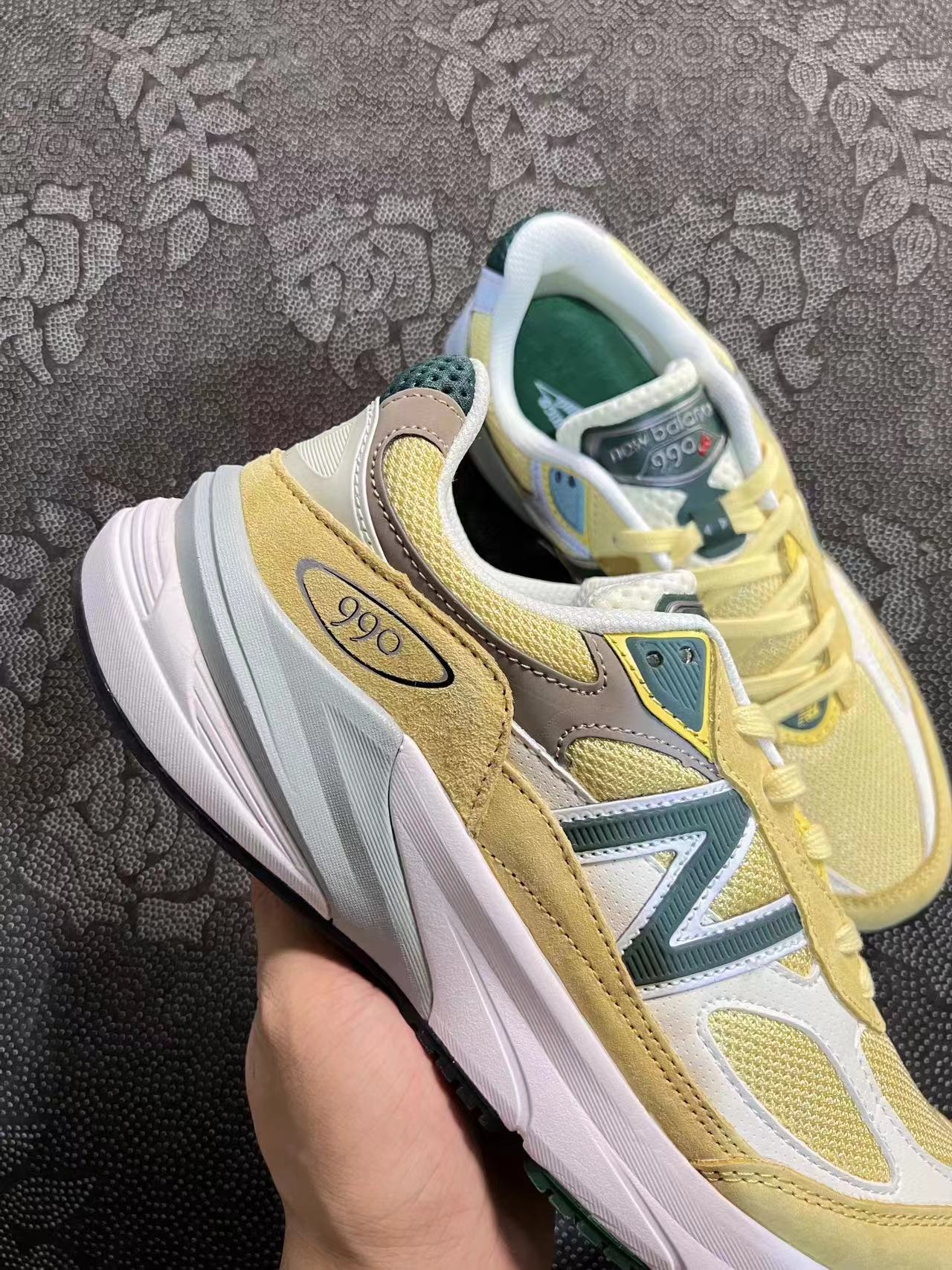 599 💰 New Balance NB 990 V6 耐磨透气 低帮 跑步鞋 柠檬黄配色🔥 size：37-45 韩国专柜订单 990的鞋型全是老少皆宜不会出錯的一款这双柠檬黄配色比较高级 避开了大热的元祖灰。脚感方面那是没得说的 大面积网格面料也增加了透气性 做工也很值得肯定！ 细节自观 原厂麂皮质感绝非假货能比拟 ！支持得物/识货App鉴定 支持90天无理由售后 含质保 ！