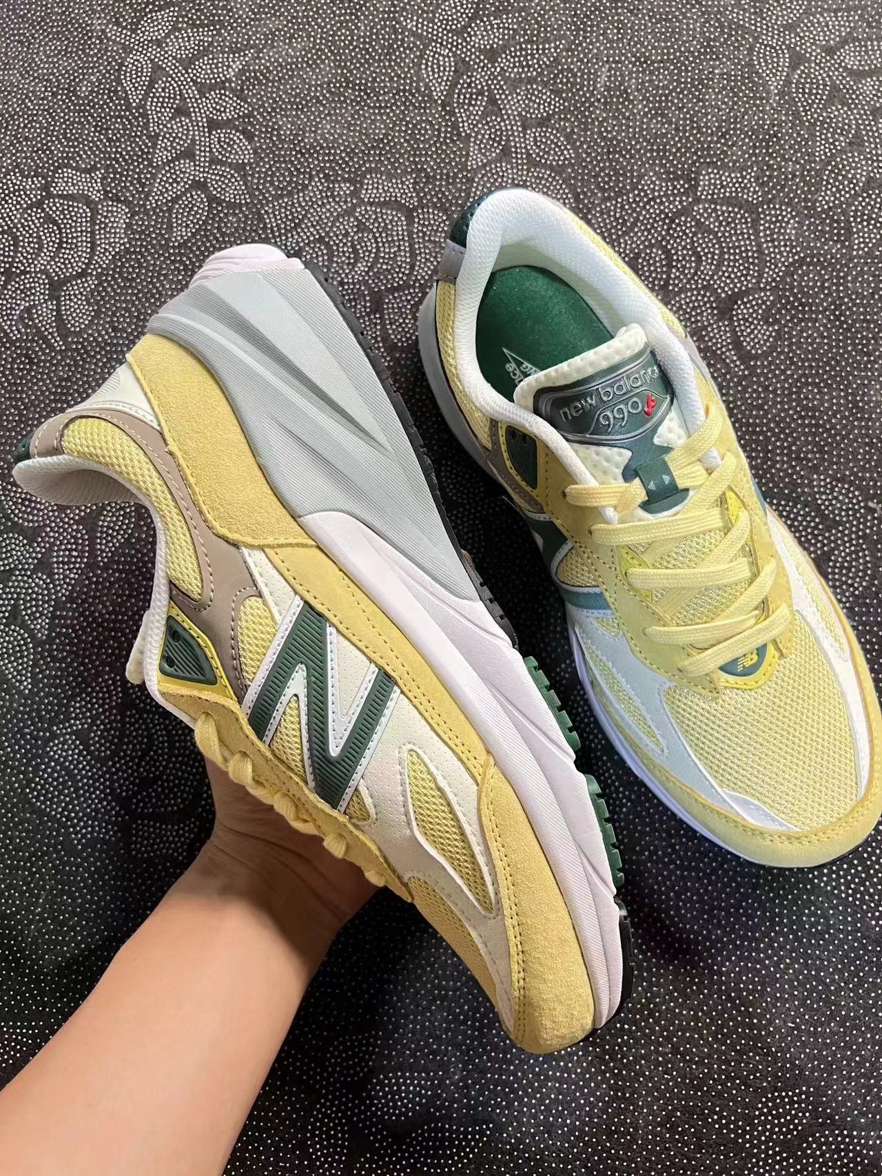 599 💰 New Balance NB 990 V6 耐磨透气 低帮 跑步鞋 柠檬黄配色🔥 size：37-45 韩国专柜订单 990的鞋型全是老少皆宜不会出錯的一款这双柠檬黄配色比较高级 避开了大热的元祖灰。脚感方面那是没得说的 大面积网格面料也增加了透气性 做工也很值得肯定！ 细节自观 原厂麂皮质感绝非假货能比拟 ！支持得物/识货App鉴定 支持90天无理由售后 含质保 ！