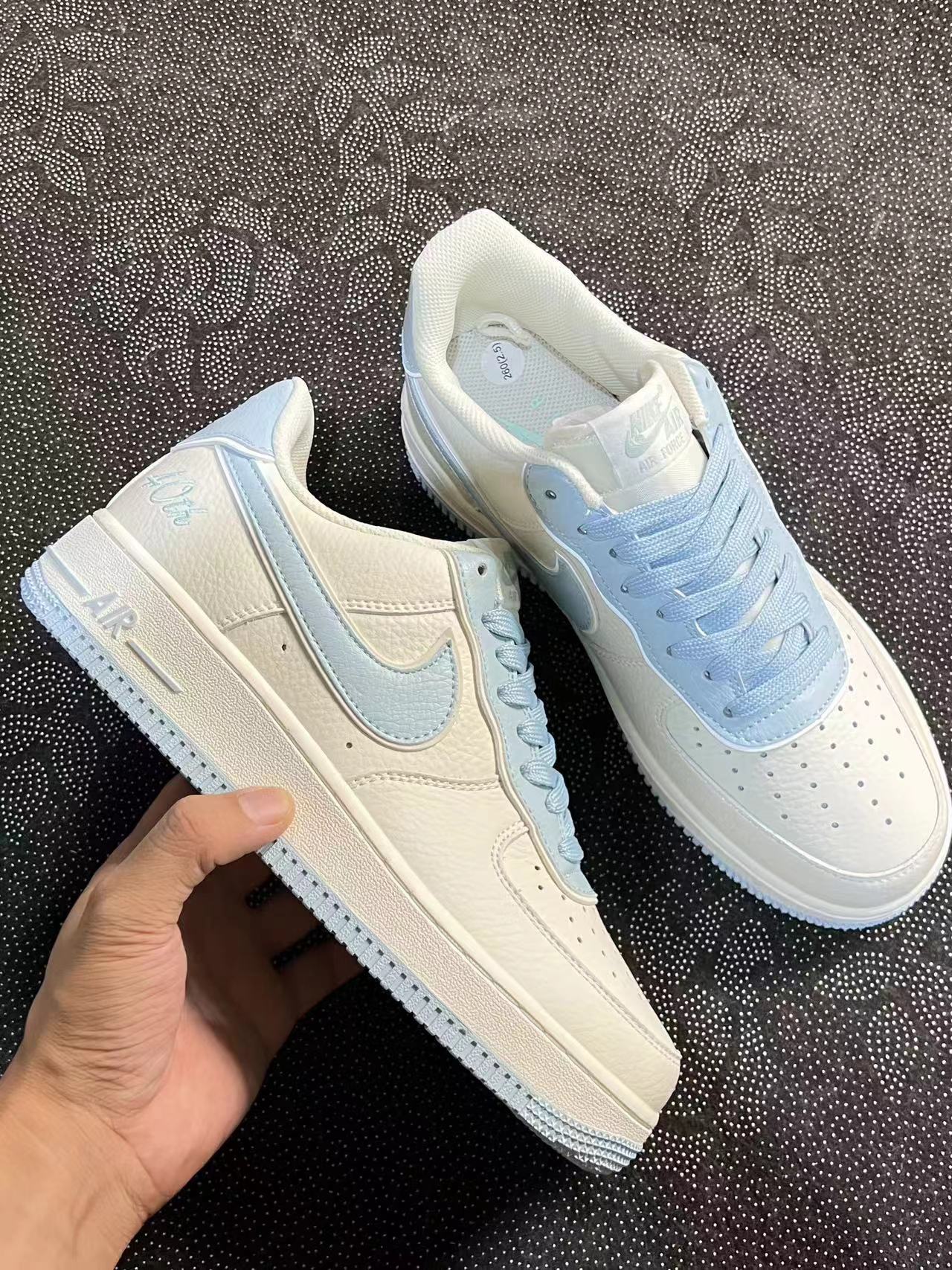 499 💰 正品定制 Af1 白蓝麂皮刻字板鞋 🔥 size：36-45 情侣款 VF代工厂流出 基于Af1 纯白打造而成，客户私人订制 私人订单 无假款 少量现货！极具设计感的配色 颜值拉满 小众球鞋定制 出门不撞鞋 喜欢速来！ 支持得物App/识货App 鉴定 ！ 渠道保真 无理由售后90 天