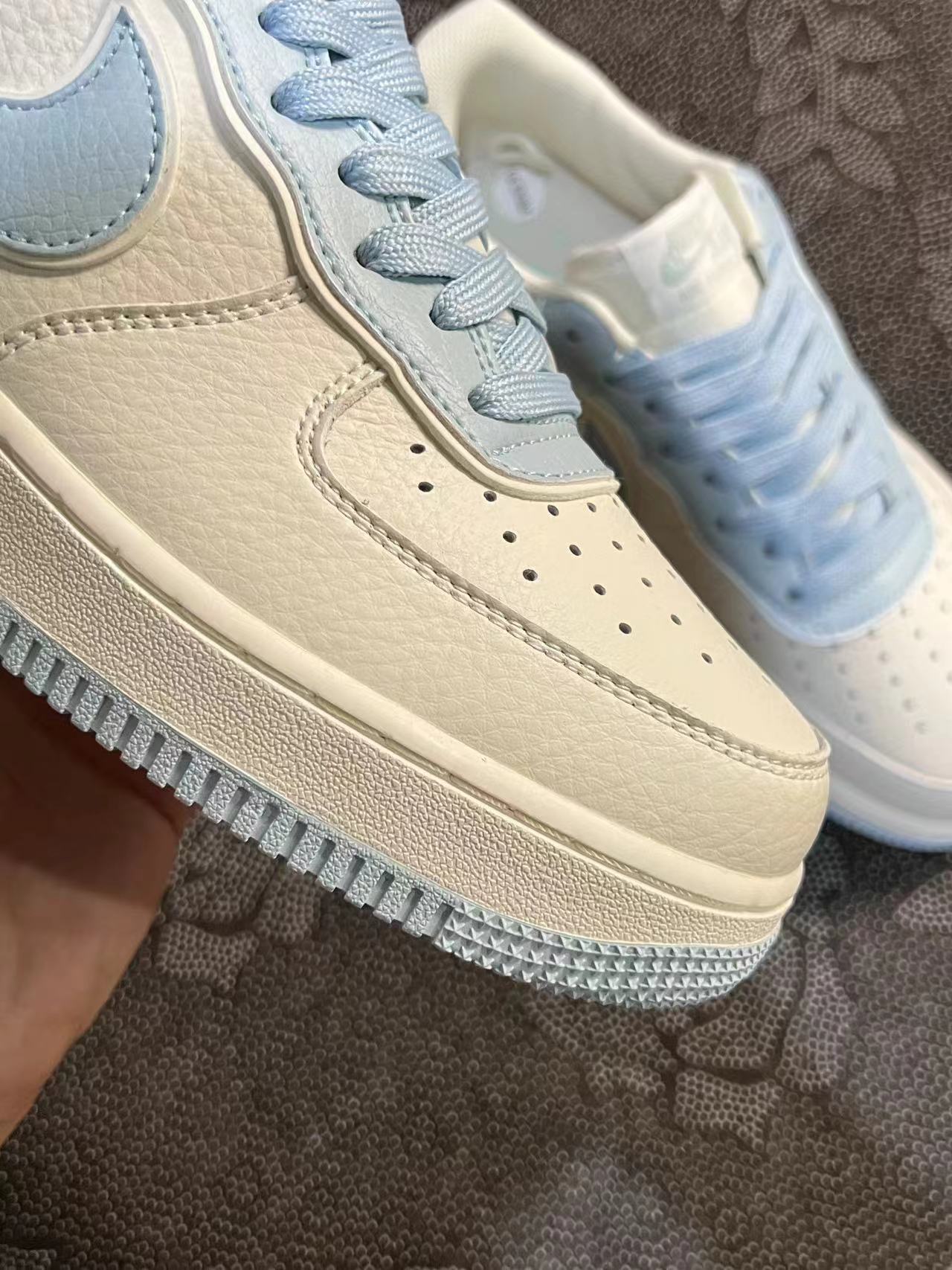 499 💰 正品定制 Af1 白蓝麂皮刻字板鞋 🔥 size：36-45 情侣款 VF代工厂流出 基于Af1 纯白打造而成，客户私人订制 私人订单 无假款 少量现货！极具设计感的配色 颜值拉满 小众球鞋定制 出门不撞鞋 喜欢速来！ 支持得物App/识货App 鉴定 ！ 渠道保真 无理由售后90 天