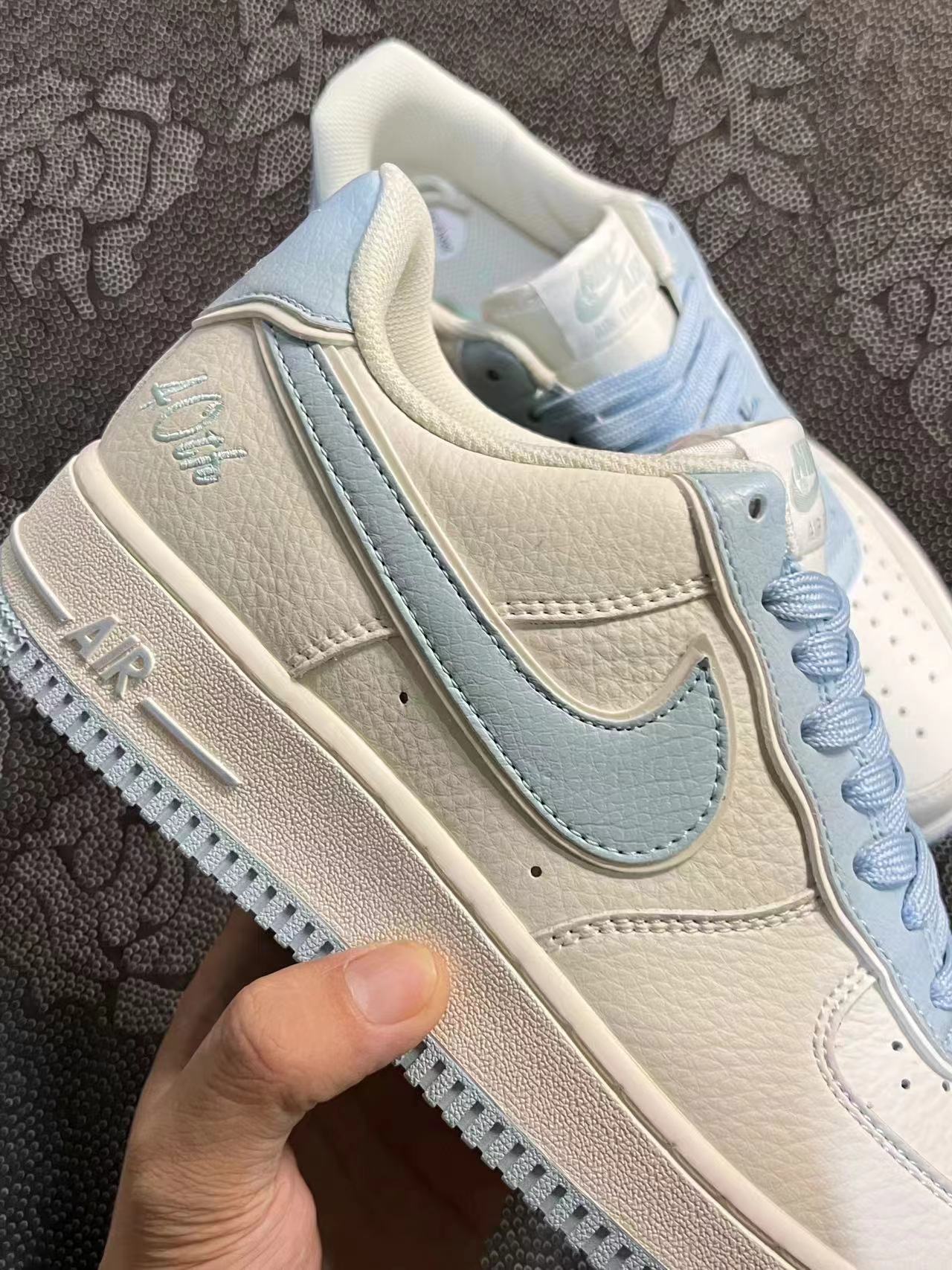 499 💰 正品定制 Af1 白蓝麂皮刻字板鞋 🔥 size：36-45 情侣款 VF代工厂流出 基于Af1 纯白打造而成，客户私人订制 私人订单 无假款 少量现货！极具设计感的配色 颜值拉满 小众球鞋定制 出门不撞鞋 喜欢速来！ 支持得物App/识货App 鉴定 ！ 渠道保真 无理由售后90 天