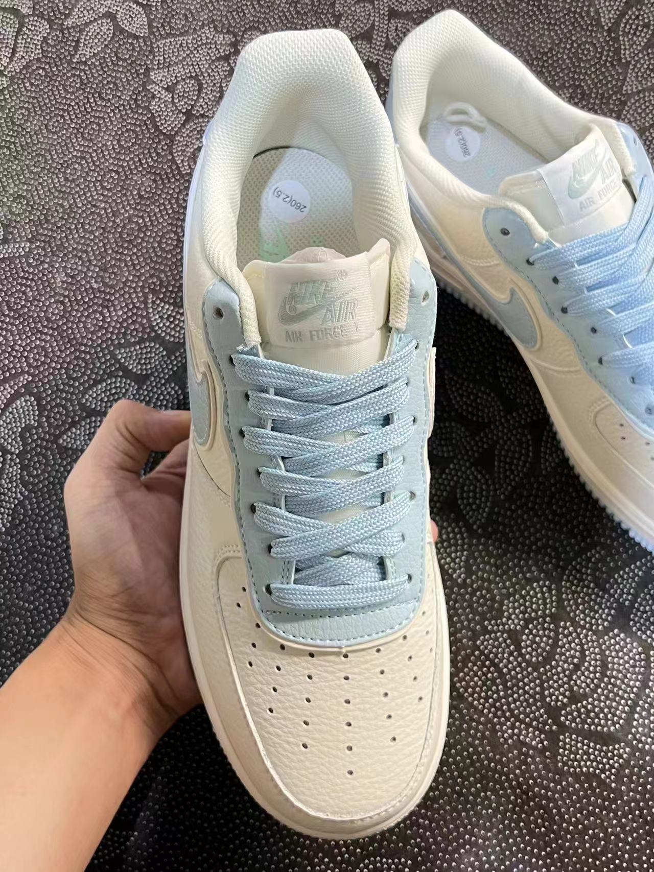 499 💰 正品定制 Af1 白蓝麂皮刻字板鞋 🔥 size：36-45 情侣款 VF代工厂流出 基于Af1 纯白打造而成，客户私人订制 私人订单 无假款 少量现货！极具设计感的配色 颜值拉满 小众球鞋定制 出门不撞鞋 喜欢速来！ 支持得物App/识货App 鉴定 ！ 渠道保真 无理由售后90 天