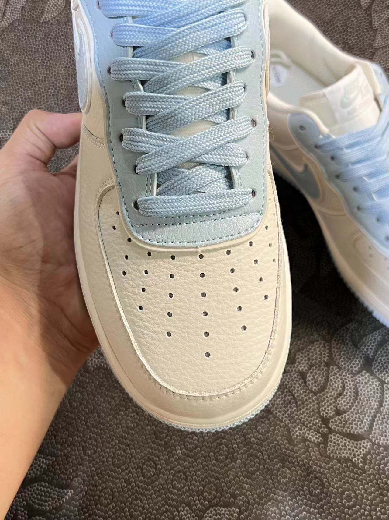 499 💰 正品定制 Af1 白蓝麂皮刻字板鞋 🔥 size：36-45 情侣款 VF代工厂流出 基于Af1 纯白打造而成，客户私人订制 私人订单 无假款 少量现货！极具设计感的配色 颜值拉满 小众球鞋定制 出门不撞鞋 喜欢速来！ 支持得物App/识货App 鉴定 ！ 渠道保真 无理由售后90 天