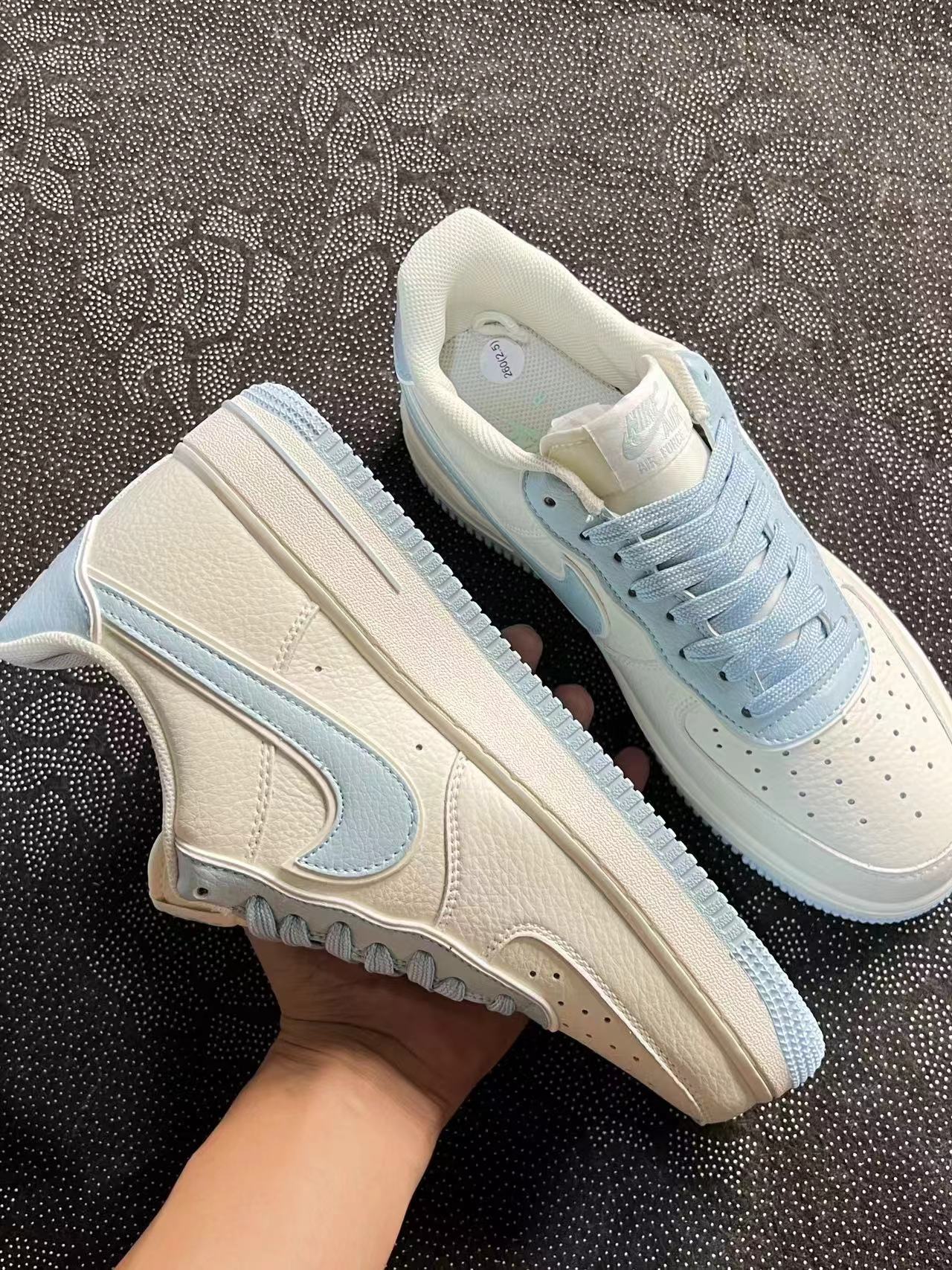 499 💰 正品定制 Af1 白蓝麂皮刻字板鞋 🔥 size：36-45 情侣款 VF代工厂流出 基于Af1 纯白打造而成，客户私人订制 私人订单 无假款 少量现货！极具设计感的配色 颜值拉满 小众球鞋定制 出门不撞鞋 喜欢速来！ 支持得物App/识货App 鉴定 ！ 渠道保真 无理由售后90 天