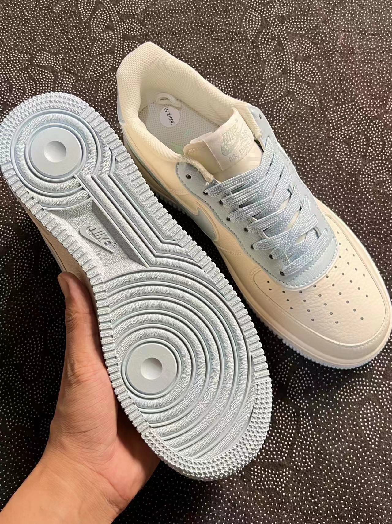 499 💰 正品定制 Af1 白蓝麂皮刻字板鞋 🔥 size：36-45 情侣款 VF代工厂流出 基于Af1 纯白打造而成，客户私人订制 私人订单 无假款 少量现货！极具设计感的配色 颜值拉满 小众球鞋定制 出门不撞鞋 喜欢速来！ 支持得物App/识货App 鉴定 ！ 渠道保真 无理由售后90 天