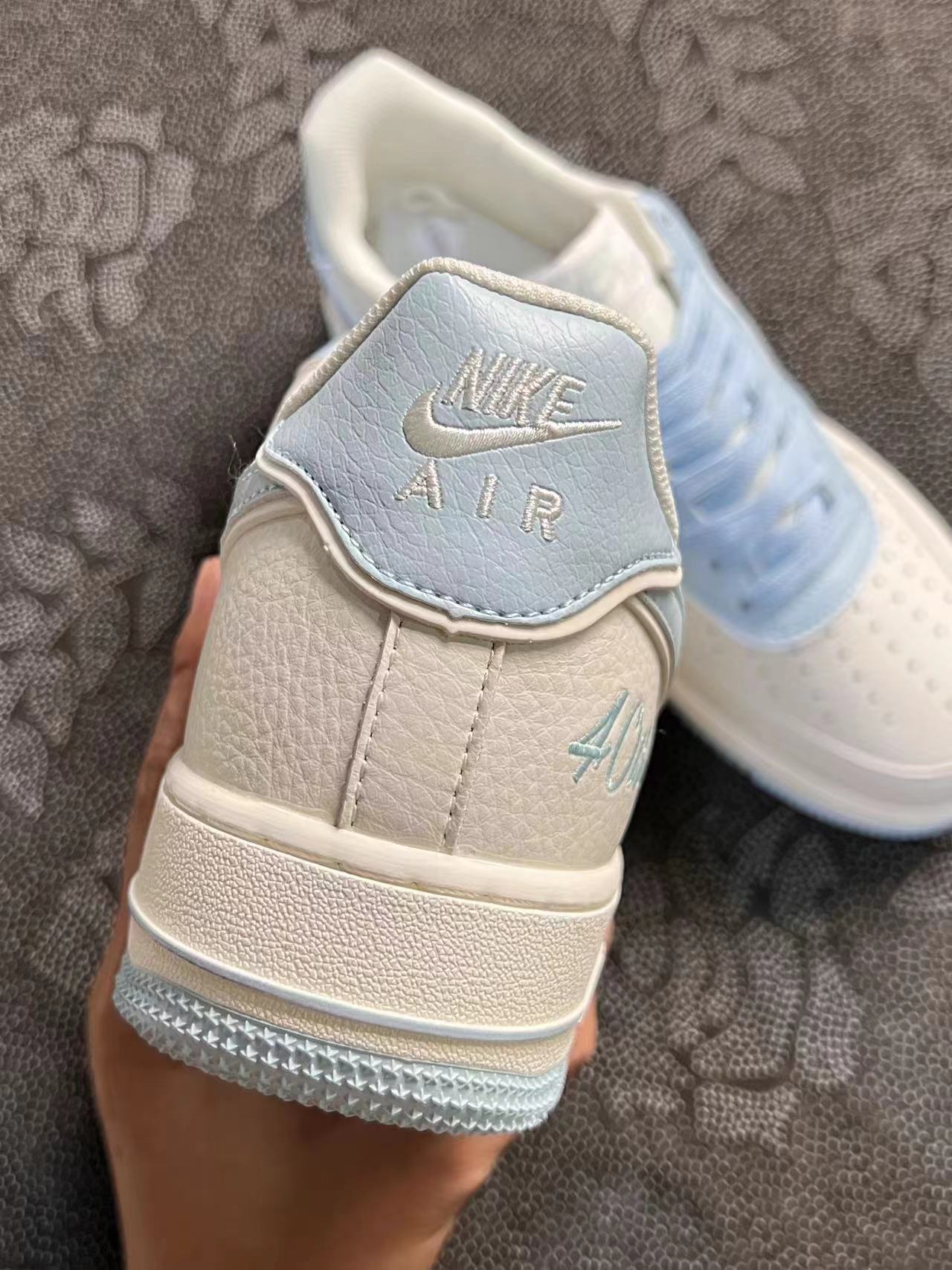 499 💰 正品定制 Af1 白蓝麂皮刻字板鞋 🔥 size：36-45 情侣款 VF代工厂流出 基于Af1 纯白打造而成，客户私人订制 私人订单 无假款 少量现货！极具设计感的配色 颜值拉满 小众球鞋定制 出门不撞鞋 喜欢速来！ 支持得物App/识货App 鉴定 ！ 渠道保真 无理由售后90 天