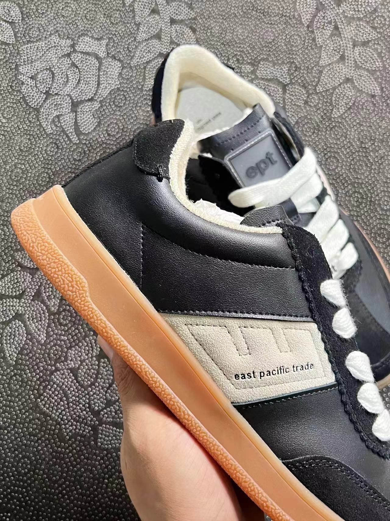 499 💰 East Pacifc Trade 绒面革 圆头系带低帮板鞋男女同款 灰黑色 size：37-45 小众冷门品牌 原盒正品 折扣价，平台缺货代工厂补货第一批供应 需要抓紧 数量不多 卖完送平台了 支持鉴定 支持售后！