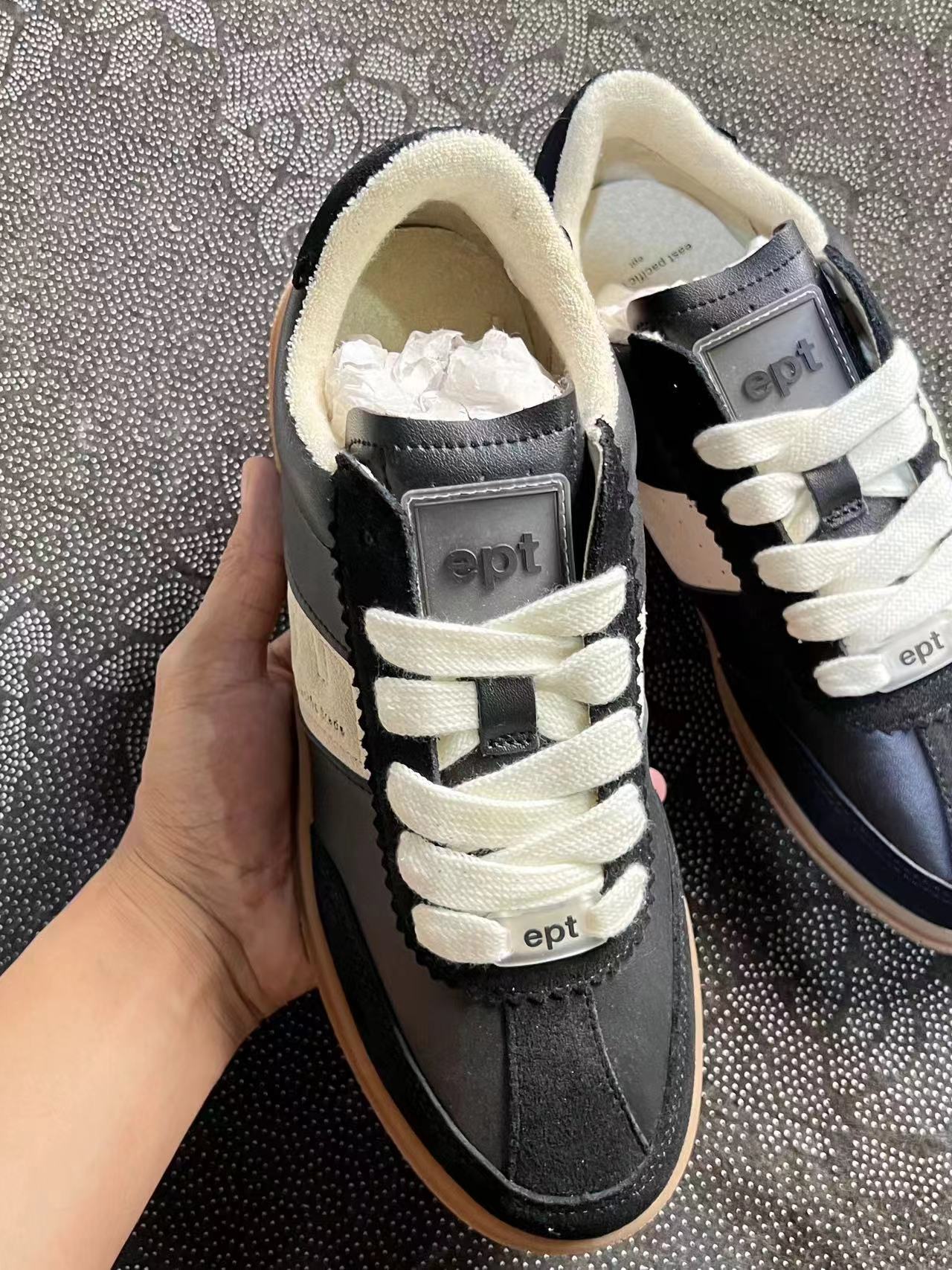 499 💰 East Pacifc Trade 绒面革 圆头系带低帮板鞋男女同款 灰黑色 size：37-45 小众冷门品牌 原盒正品 折扣价，平台缺货代工厂补货第一批供应 需要抓紧 数量不多 卖完送平台了 支持鉴定 支持售后！