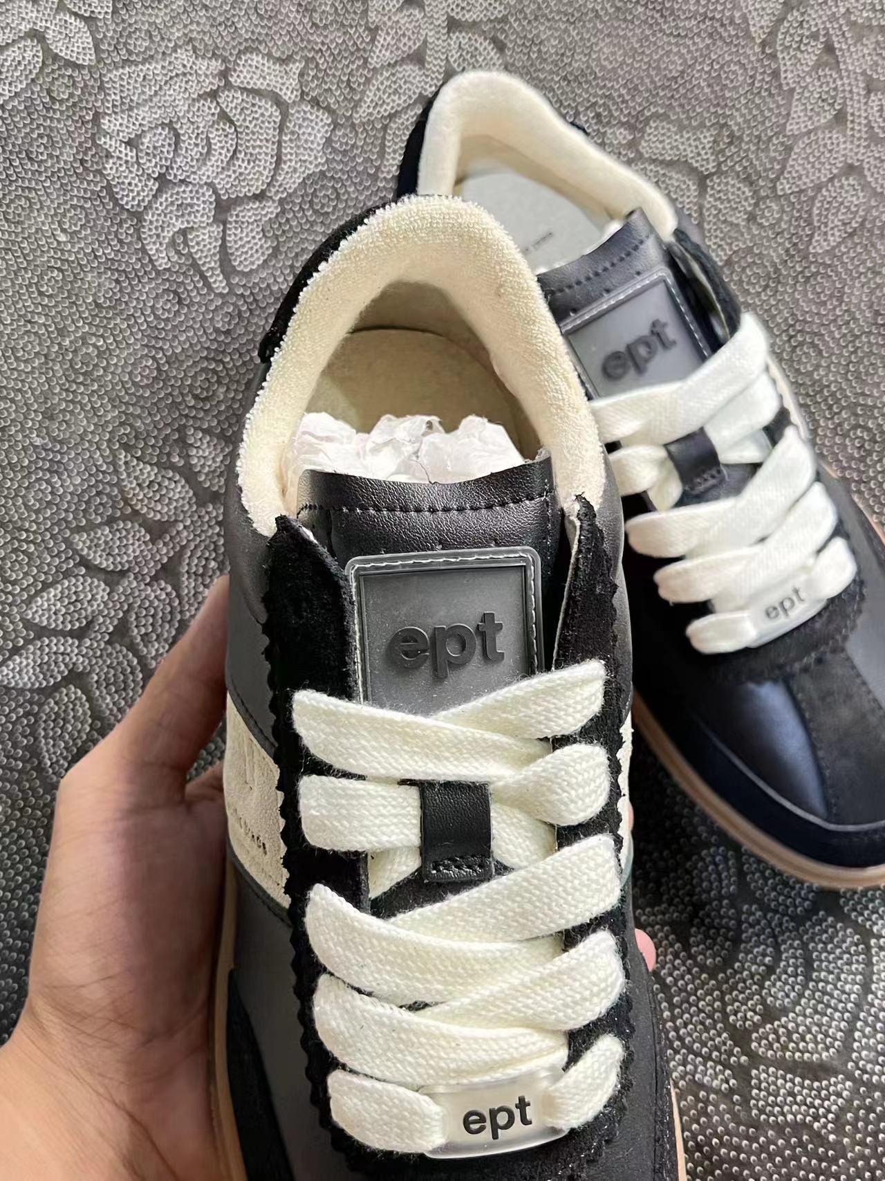 499 💰 East Pacifc Trade 绒面革 圆头系带低帮板鞋男女同款 灰黑色 size：37-45 小众冷门品牌 原盒正品 折扣价，平台缺货代工厂补货第一批供应 需要抓紧 数量不多 卖完送平台了 支持鉴定 支持售后！