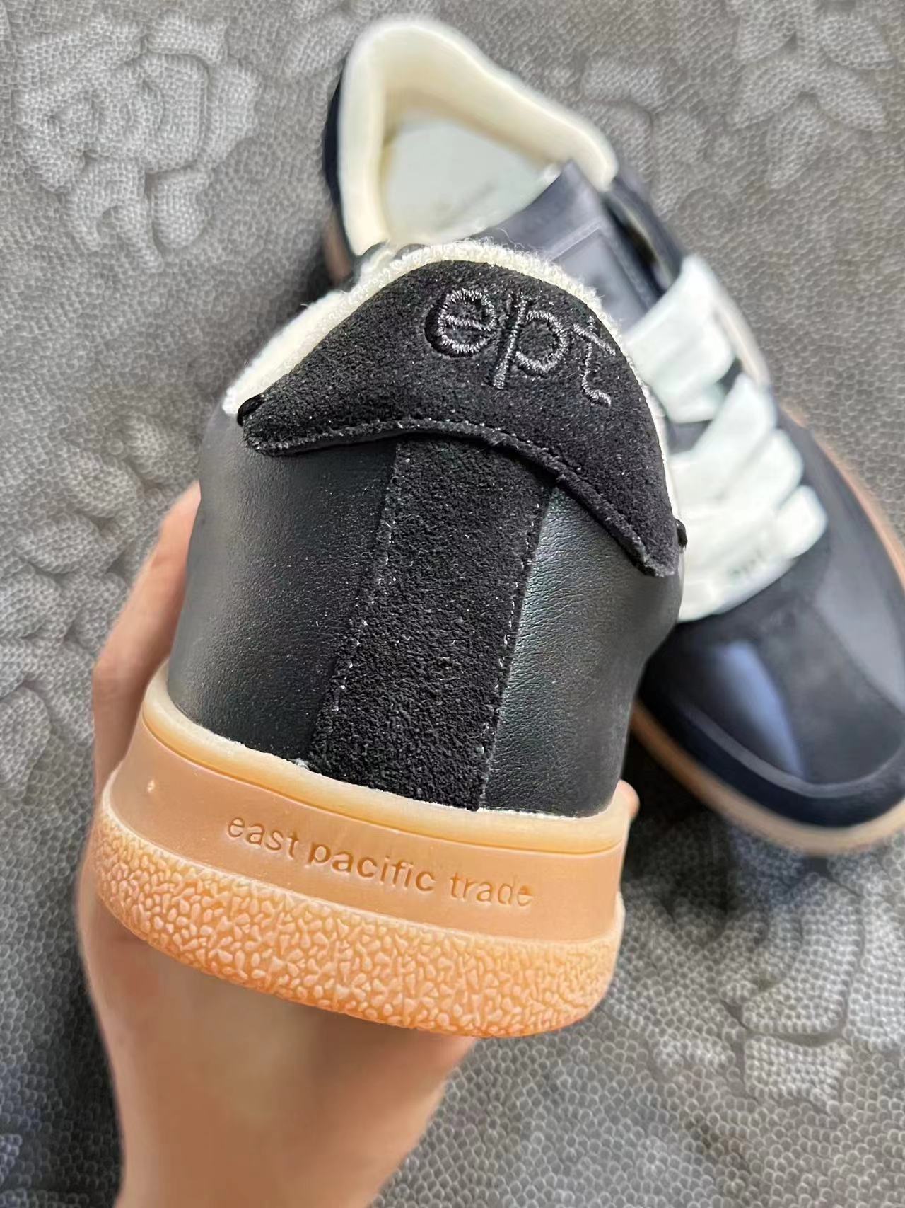 499 💰 East Pacifc Trade 绒面革 圆头系带低帮板鞋男女同款 灰黑色 size：37-45 小众冷门品牌 原盒正品 折扣价，平台缺货代工厂补货第一批供应 需要抓紧 数量不多 卖完送平台了 支持鉴定 支持售后！