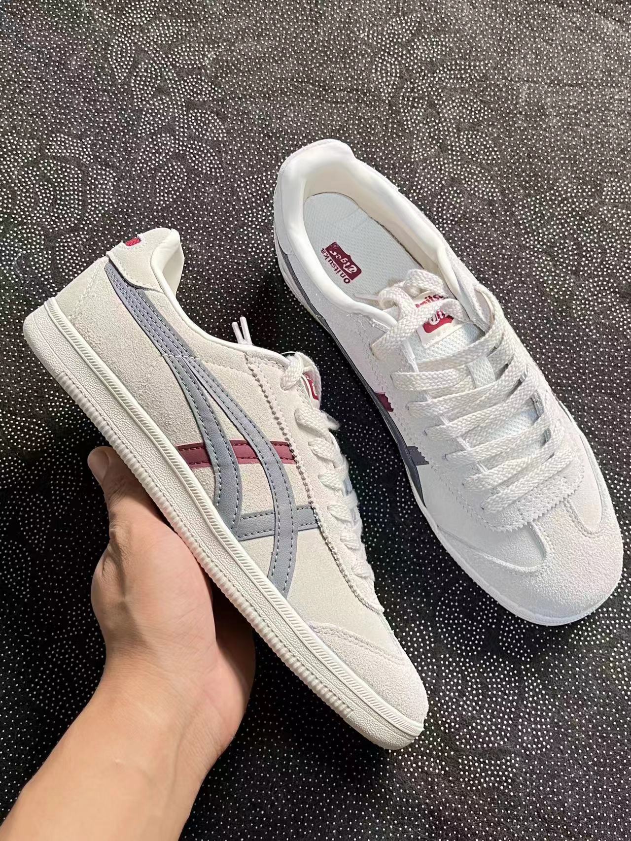 349 💰 Onitsuka Tiger鬼家虎 Tokuten 低帮 德训鞋 红灰配色🔥 size：36-45 全码 国内专柜订单 秋冬款 ！整体鞋面采用荔枝纹牛皮特别柔软 虎爪标志采用纯皮材质容易打理 最主要的这个颜色！男女同款！适合情侣！ 支持鉴定 支持90 天无理由售后！