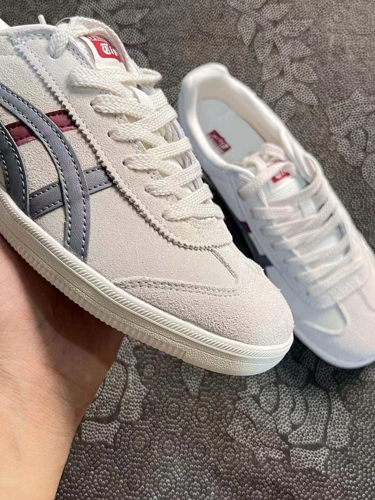 349 💰 Onitsuka Tiger鬼家虎 Tokuten 低帮 德训鞋 红灰配色🔥 size：36-45 全码 国内专柜订单 秋冬款 ！整体鞋面采用荔枝纹牛皮特别柔软 虎爪标志采用纯皮材质容易打理 最主要的这个颜色！男女同款！适合情侣！ 支持鉴定 支持90 天无理由售后！